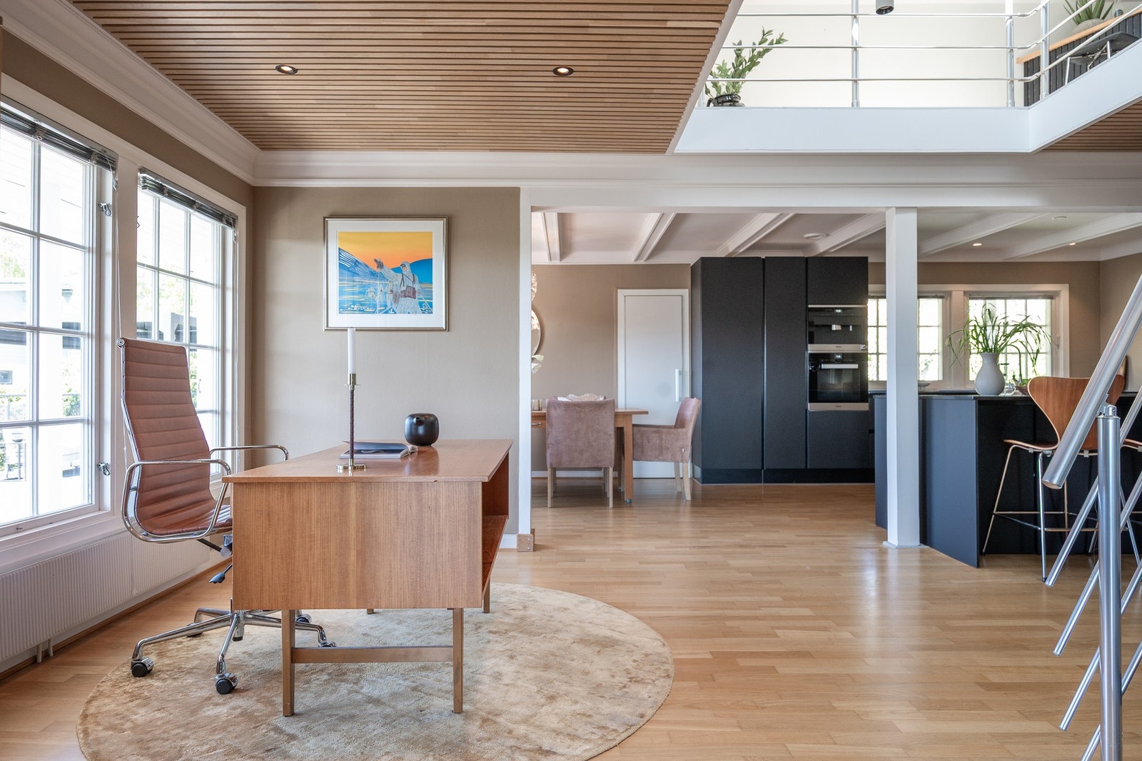 De store vindusflatene slipper lyset godt inn i rommene. Galleribilde