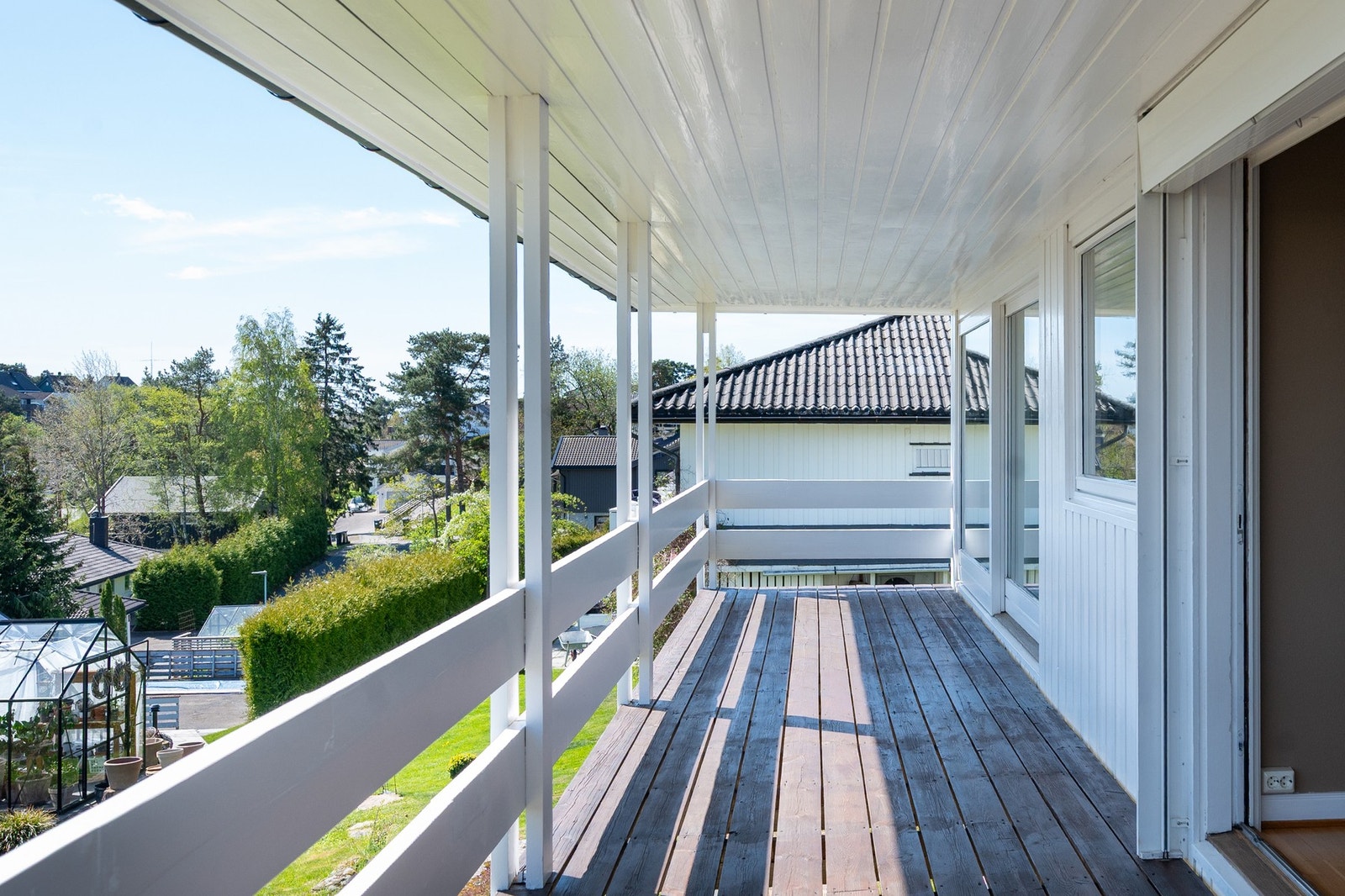 Fra stuen er det utgang til en overbygd terrasse. Galleribilde