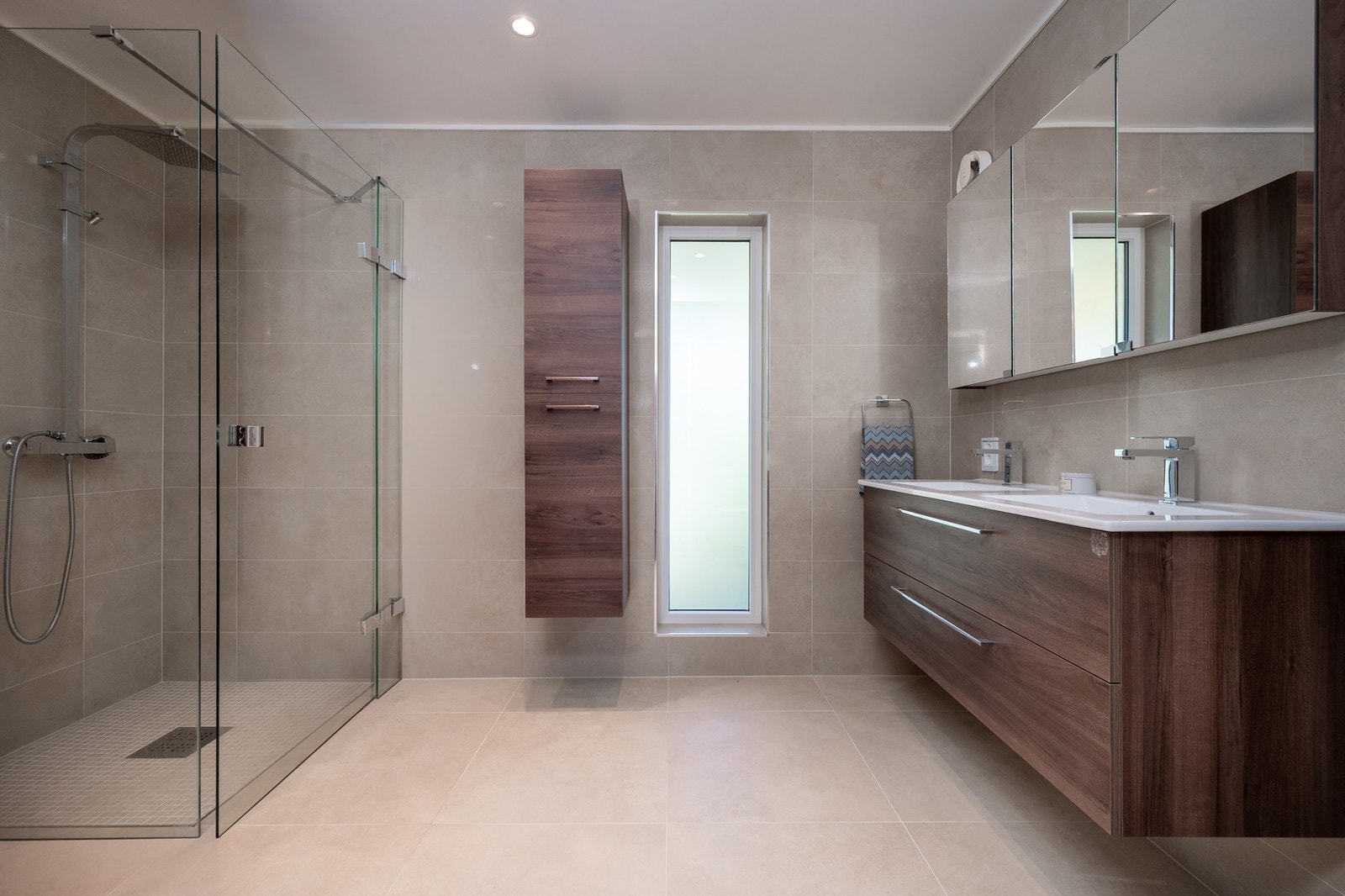 Rommet er innredet servantinnredning, dusjnisje og opplegg for vaskemaskin. Galleribilde