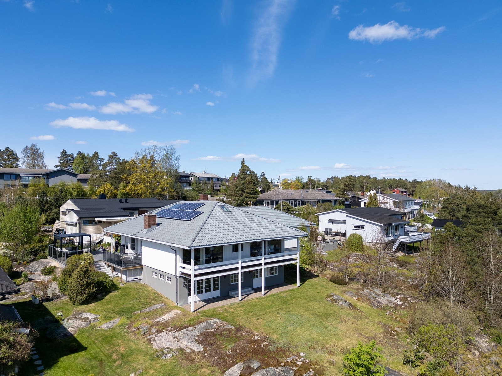 Boligen ligger øverst på Riisløkka i en endegate med kort turvei til Fredrikstad-markas populære stier i frodig terreng. Galleribilde