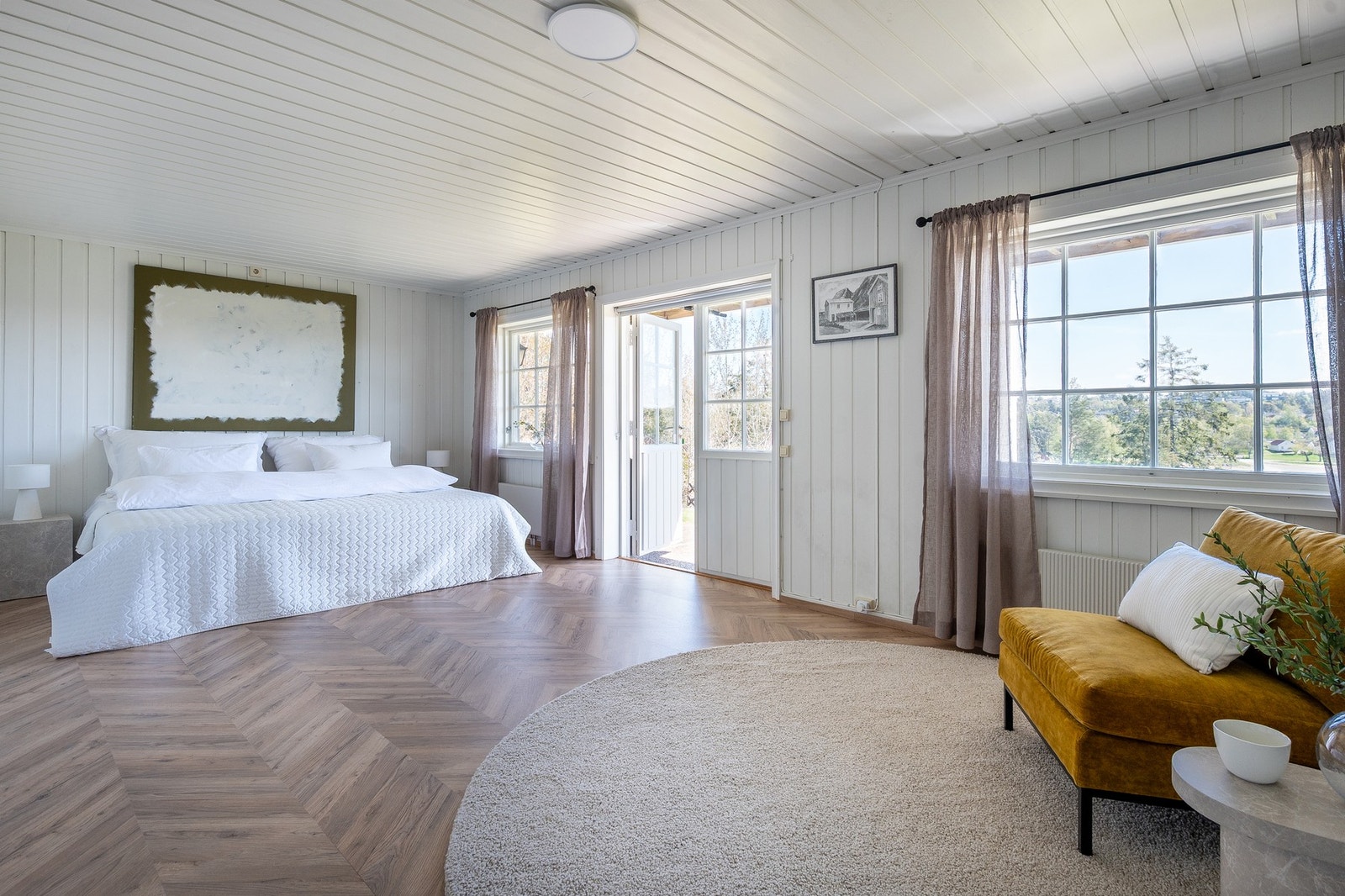 Det er store rom i underetasjen - her kan du trekke deg tilbake fra livet i etasjen over. Galleribilde