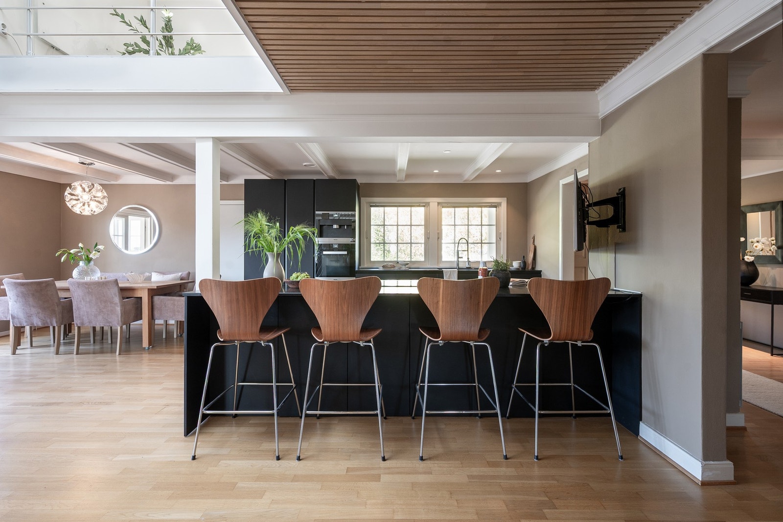 Huset har et stilfult kjøkken med sorte slette fronter og benkeplate av sort stein. Galleribilde