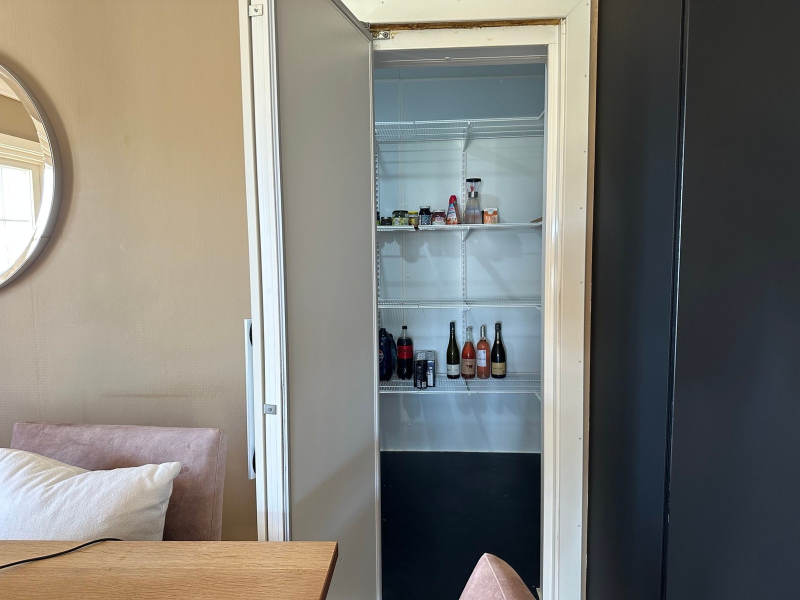 Det er et eget kjølerom, ca. 3 m3., tilknyttet kjøkkenet mot spisestuedelen. Galleribilde