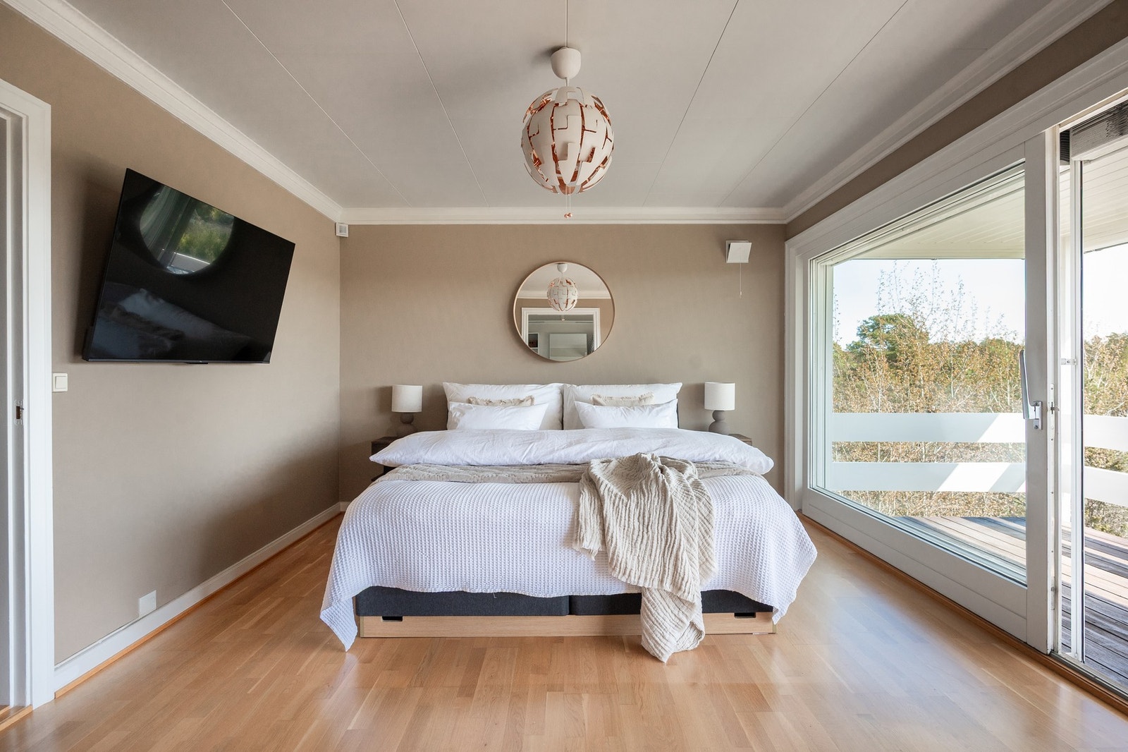 Dette soverommet er romslig. Her oppholder du deg med fin utsikt mot øst. Galleribilde