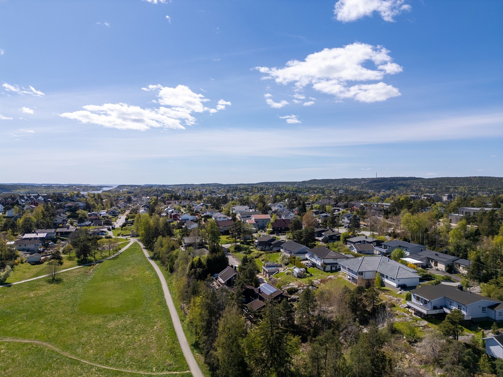 Det er fin sykkelavstand til Fredrikstad sentrum, og til jernbanestasjon er det ca. 4 km. Galleribilde