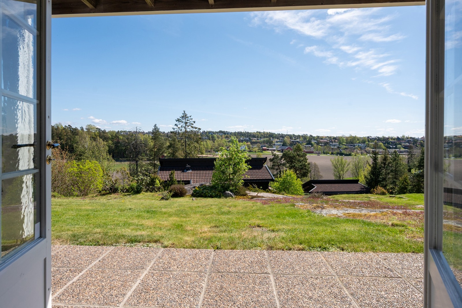 Rommene mot øst har begge utgang til markterrassen utenfor. Galleribilde