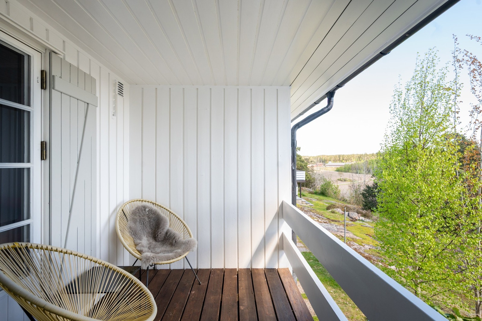 Fra rommet er det egen utgang til en overbygd veranda. Galleribilde