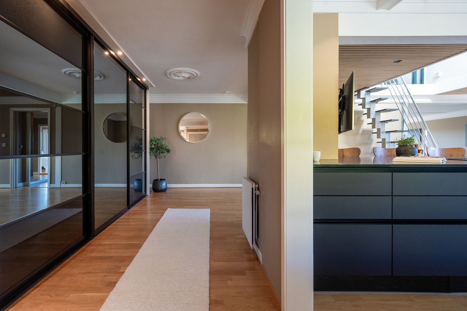 Entrè med stor skyvedørsgarderobe. Galleribilde