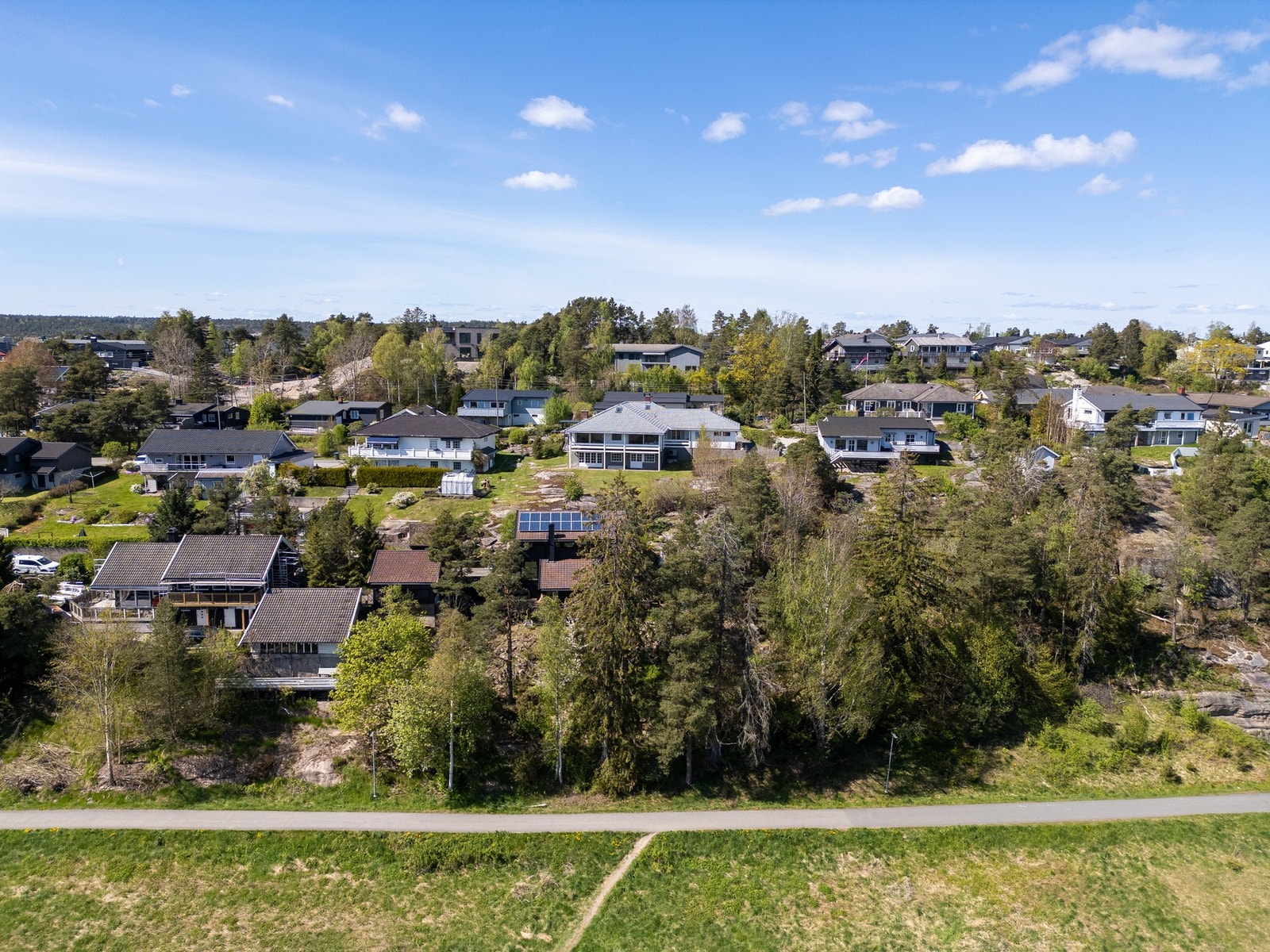 Her vokser barna opp i et veletablert og barnevennlig boligstrøk med trygg gangavstand til skoler for ulik alder. Galleribilde