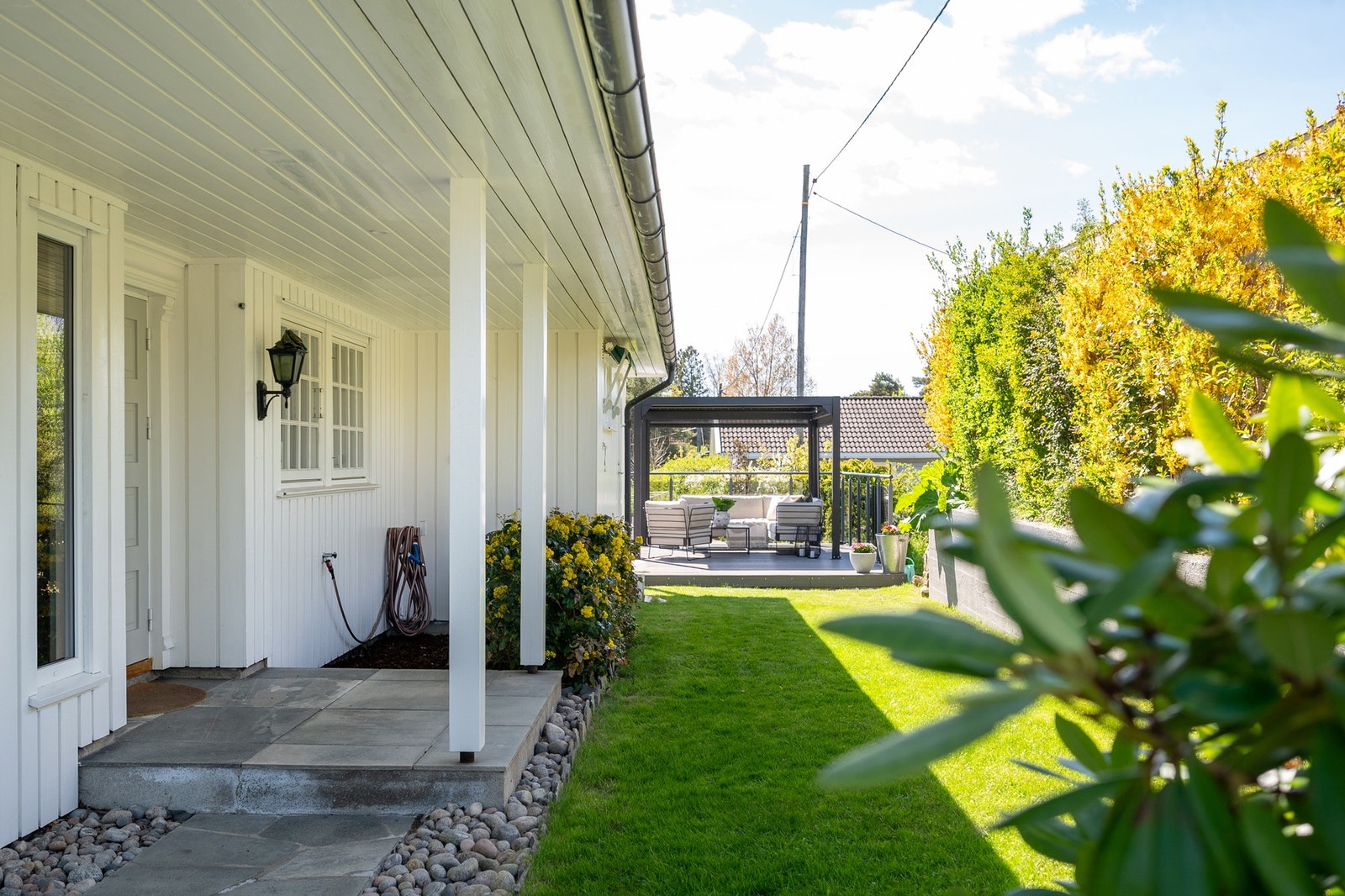 Inngangspartiet er pent og står i stil med resten av huset. Galleribilde