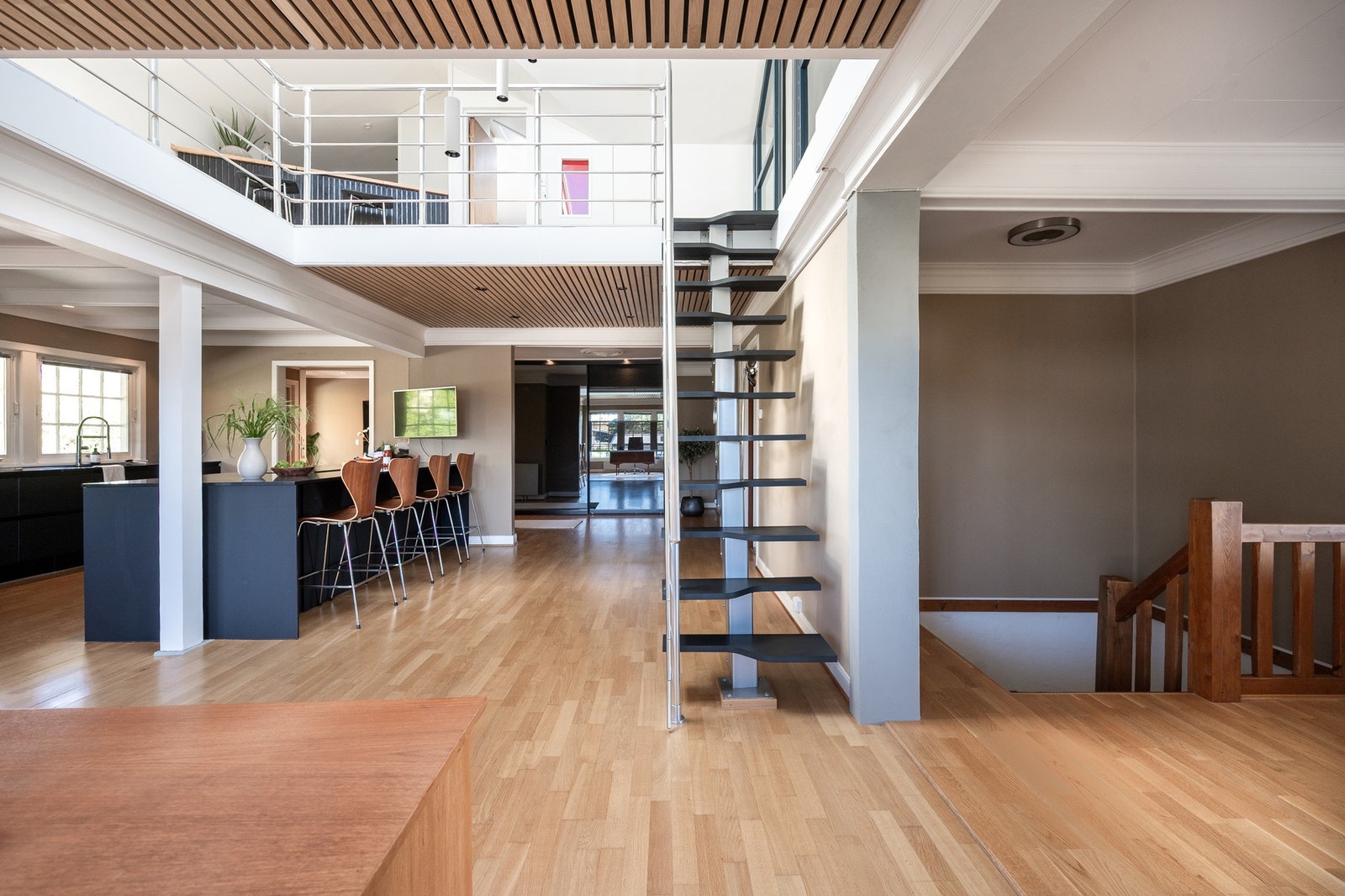 Takvinduene fra hemsen gir et godt lysinnslipp for stuen og kjøkkenet i 1. etasje. Galleribilde