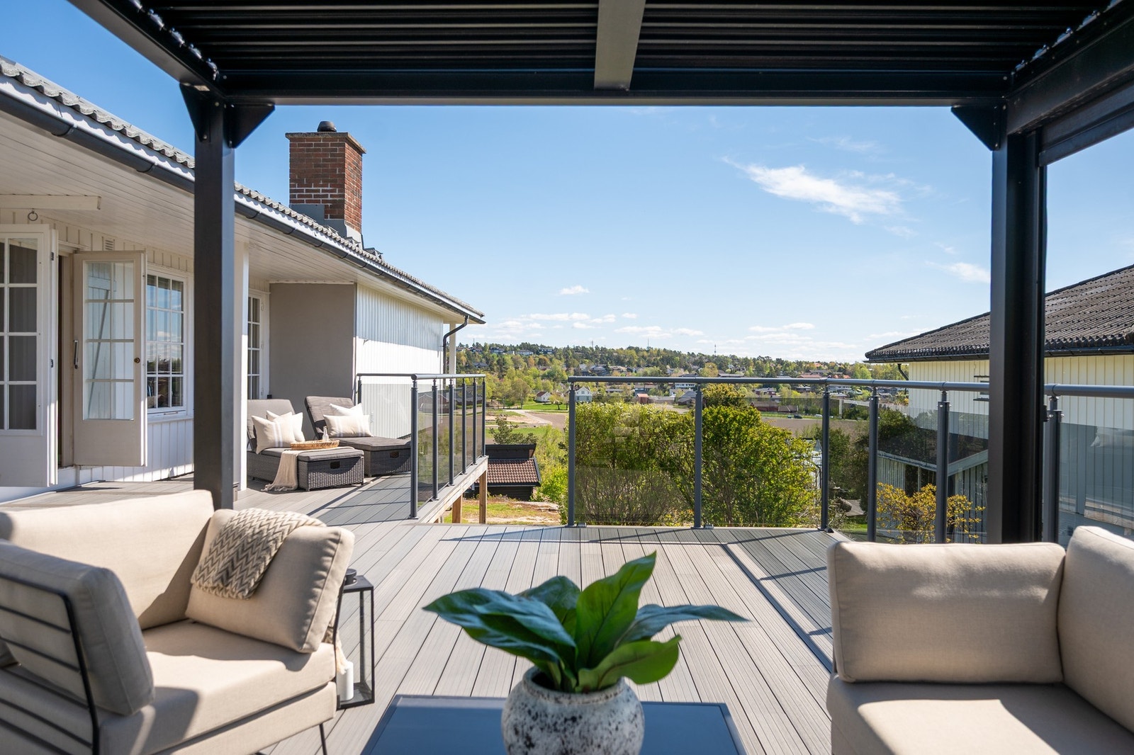 Dette er en fin og vedlikeholdsfri uteplass mot sydvest. Galleribilde