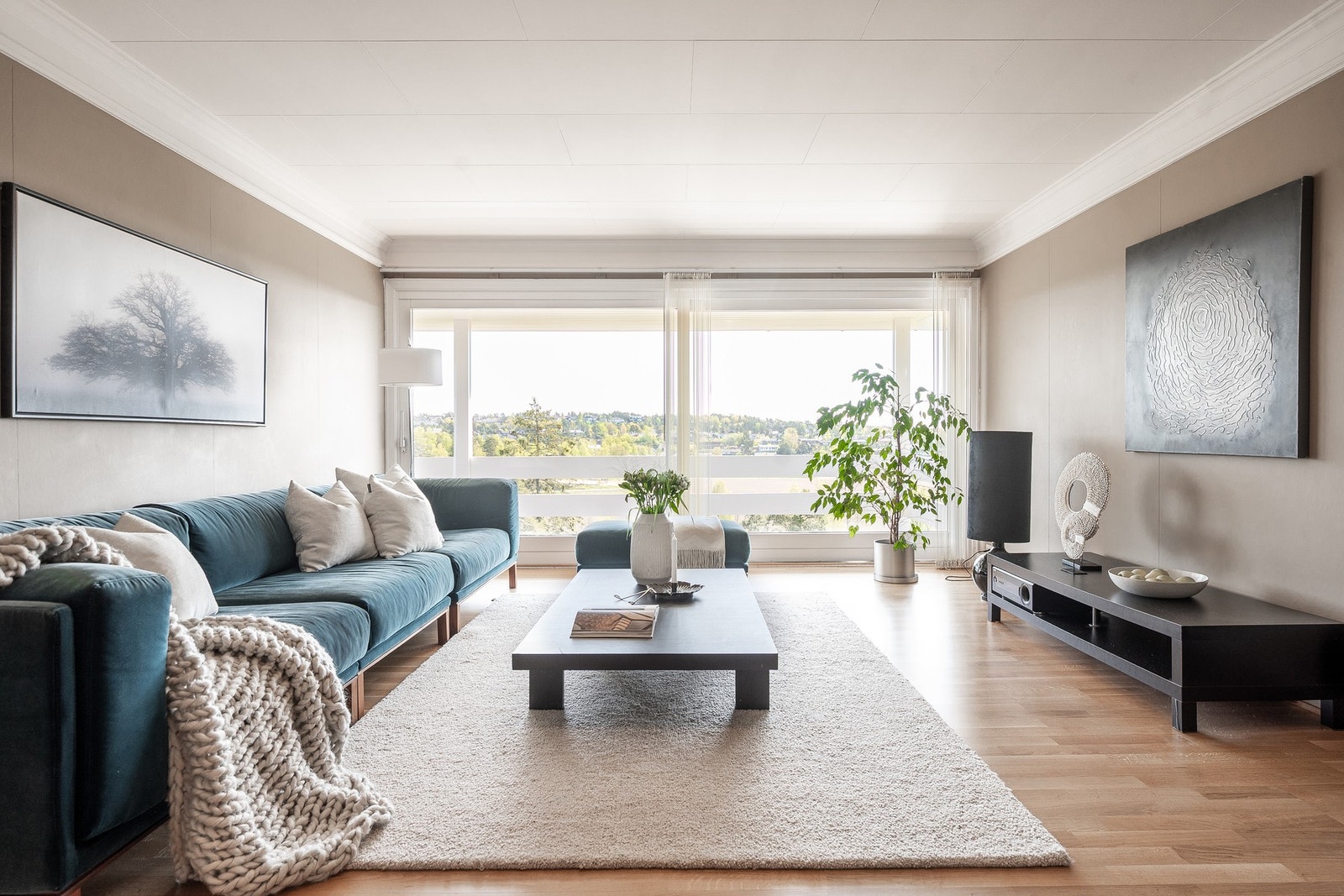 Stuen er lys og ligger mot vest. Dette er et godt rom å slappe av i. Galleribilde