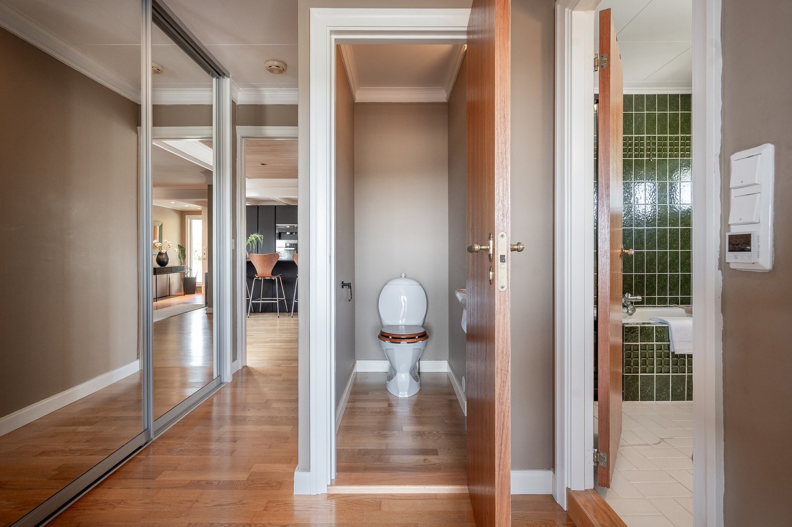 Like utenfor soverommene er det toalettrom og bad. Galleribilde