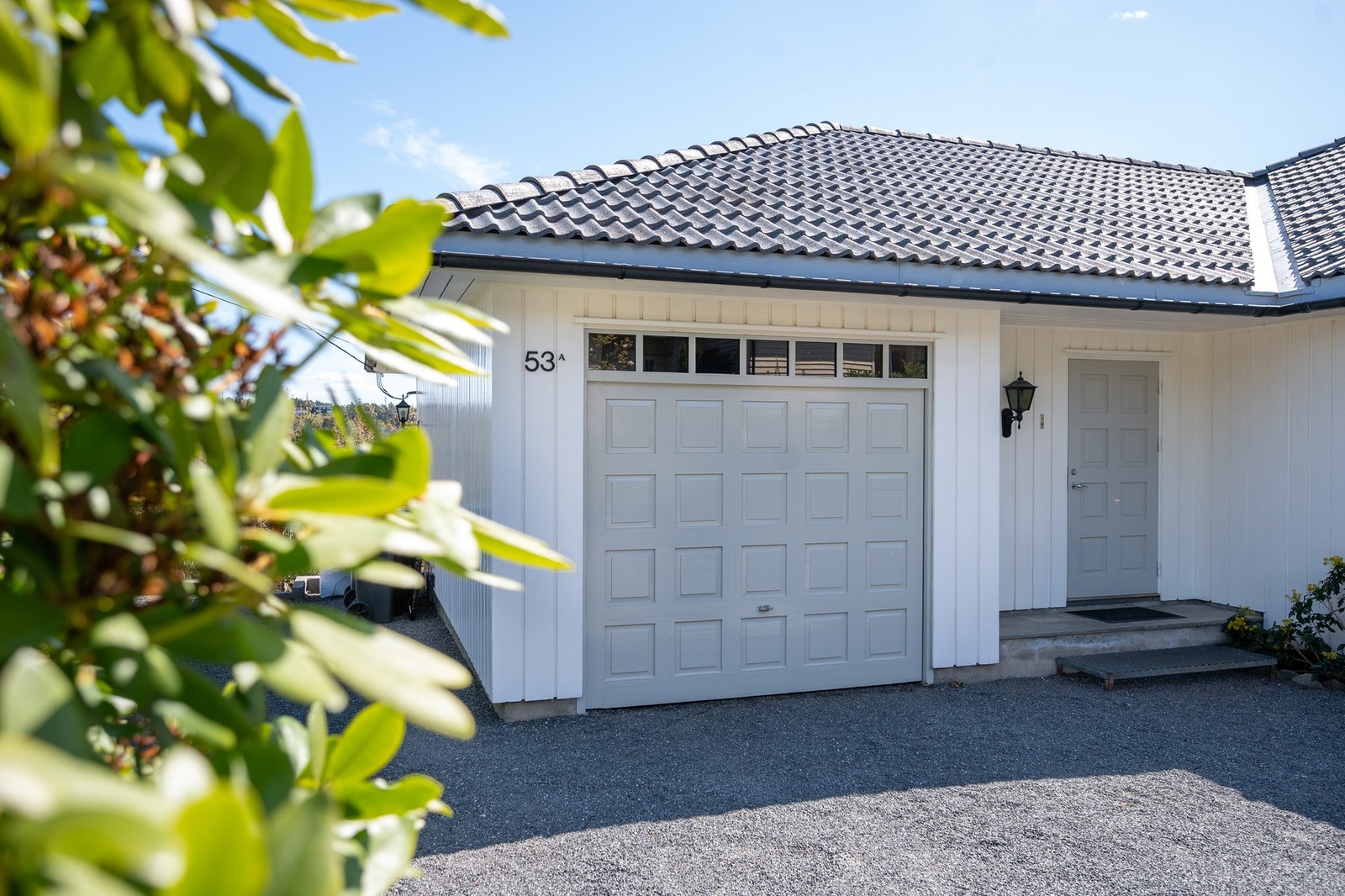 Det god plass til parkerte biler på tomten og i garasjen. Det er montert billader. Galleribilde