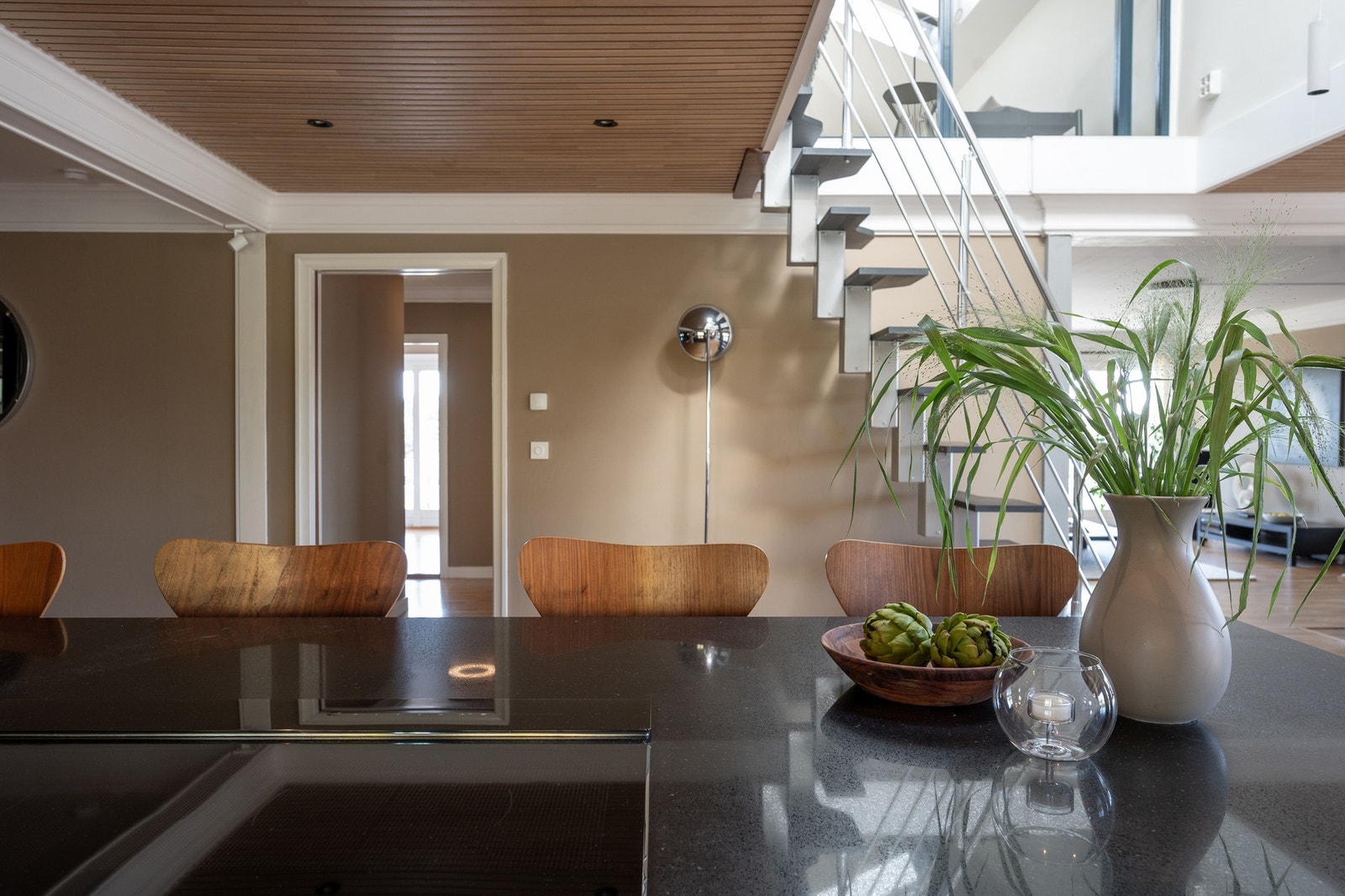 Kjøkkenøya er sosial med god plass til gjester i "baren" på andre siden. Galleribilde