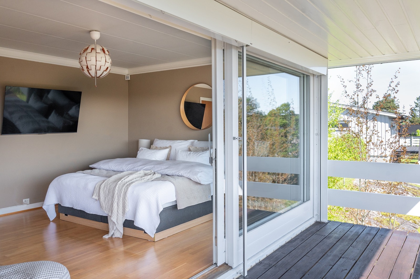 Fra soverommet er det direkte adgang ut til terrassen gjennom skyvedøren. Galleribilde