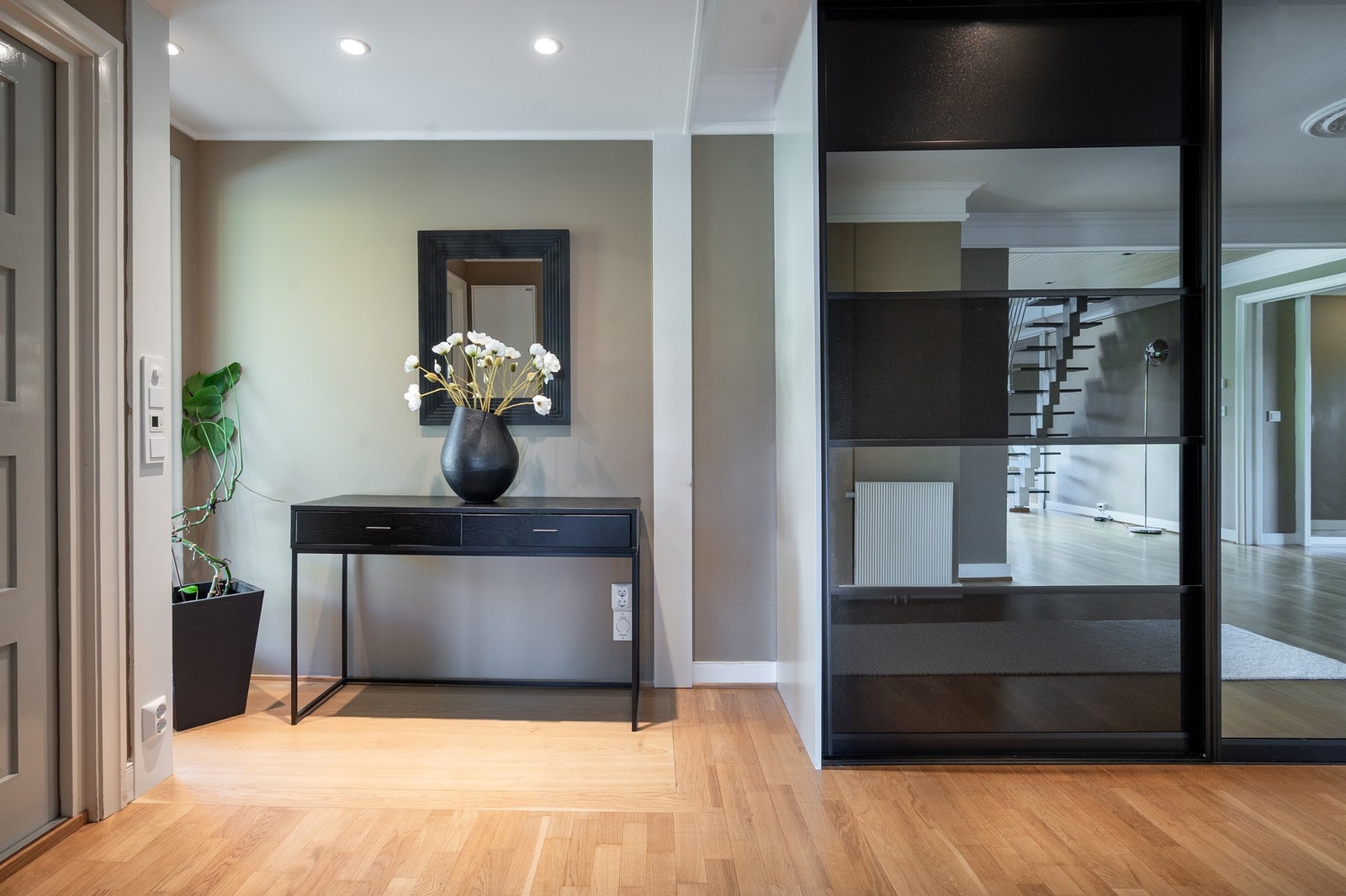 I entreen får du raskt en god følelse av boligens luftige og store soner. Galleribilde