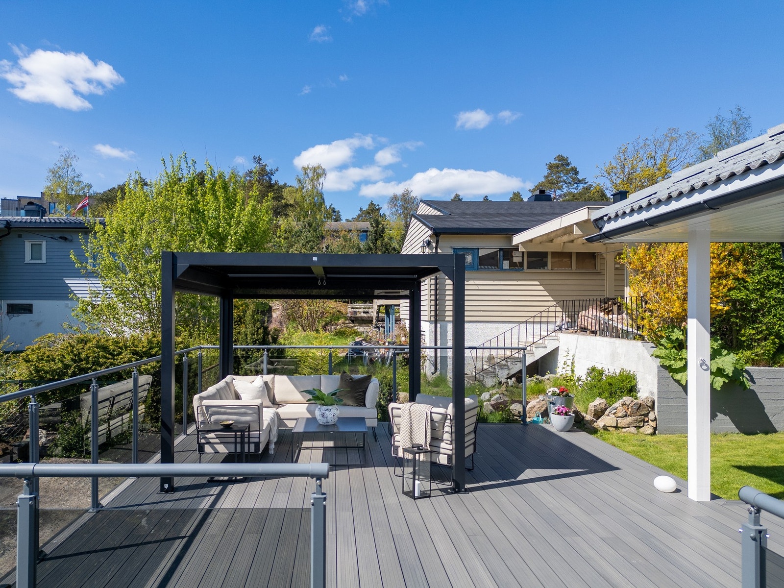 Terrassen har vedlikeholdsfritt nyere dekke. Galleribilde