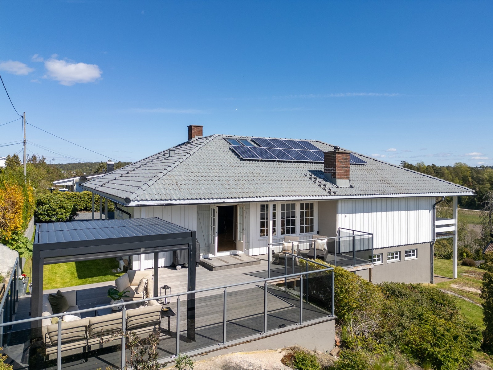 Den grønne profilen er ivaretatt med luft-til-vann varmeveksler, et etterisolert loft, SAFEY Smart House og solcellepaneler på taket. Galleribilde