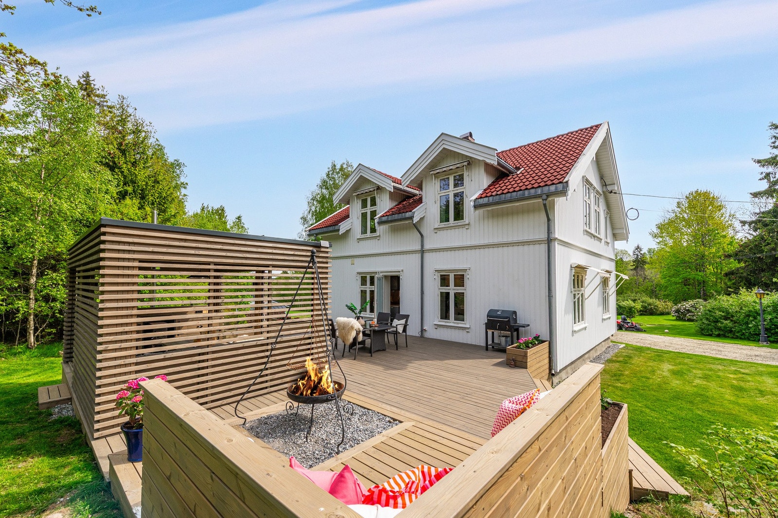 Terrasseområdet blir familiens naturlige samlingspunkt på sommer- og høstdager og inviterer til hyggelige stunder. Galleribilde