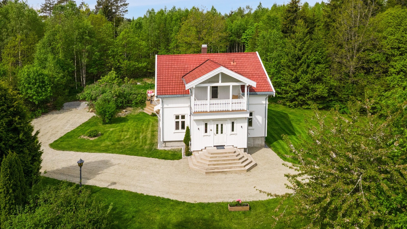 Beliggenheten kombinerer det beste av to verdener - stillhet og romslighet på egen tomt, og god tilgjengelighet til alt du trenger i hverdagen. Galleribilde
