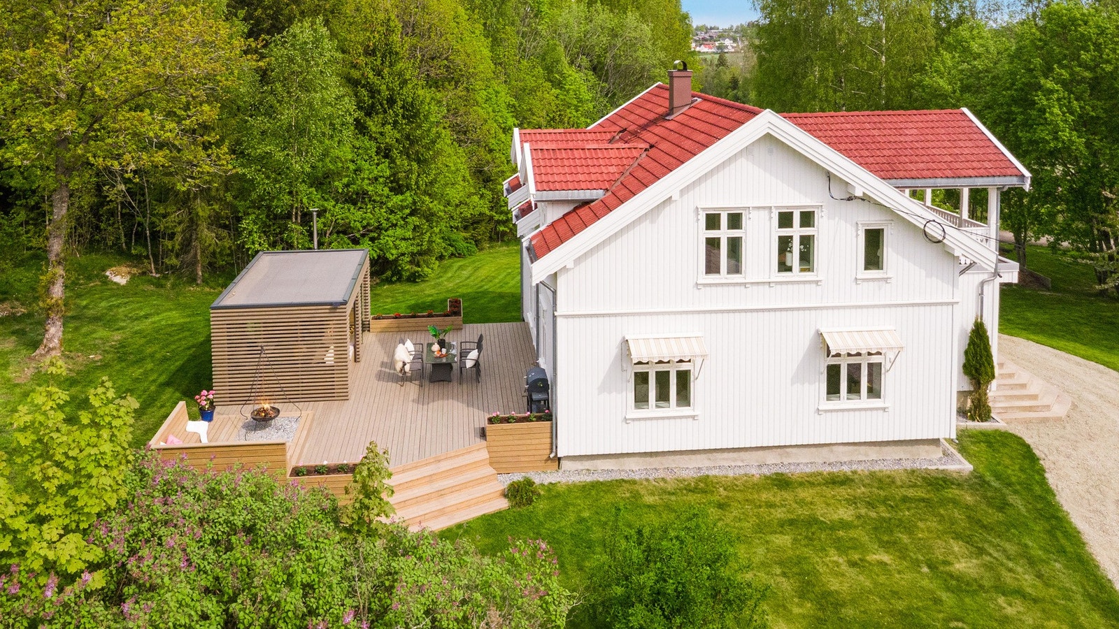Eiendommen har en flott beliggenhet i Hauerveien, i et landlig og naturskjønt område like sør for Erikstadveien, mellom Vestby sentrum og Hvitsten. Galleribilde