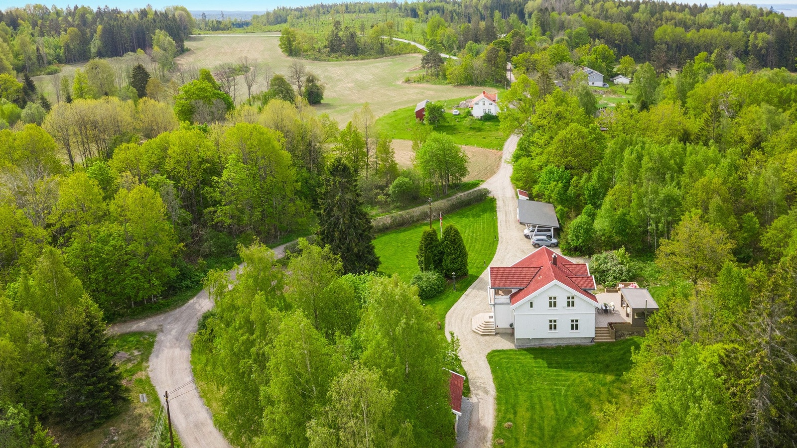 I tillegg ligger det flotte badeplasser, småbåthavner og rekreasjonsområder i nærheten - perfekt for den som ønsker å kombinere naturnære omgivelser med aktiv fritid. Galleribilde