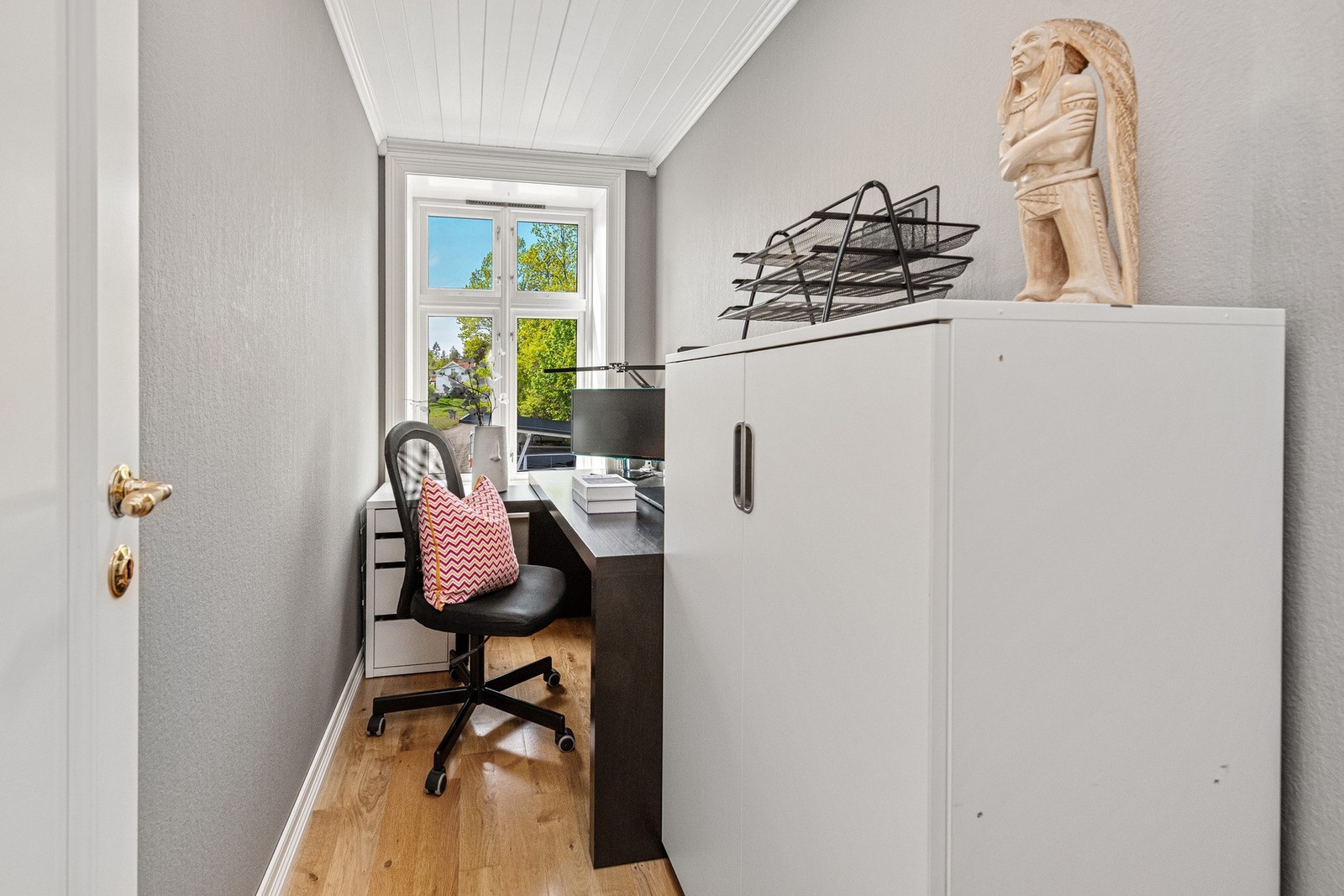 Det praktiske kontoret gir fleksible bruksmuligheter - enten som hjemmekontor, hobbyrom eller som et ekstra garderoberom for den som ønsker en egen walk-in closet. Galleribilde