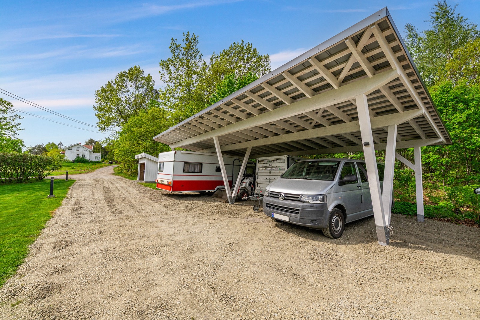 Romslig carport Galleribilde