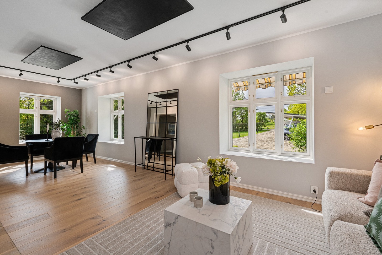 Rommet har rikelig med lysinnslipp og god plass til både sofagruppe og spisestue. Galleribilde