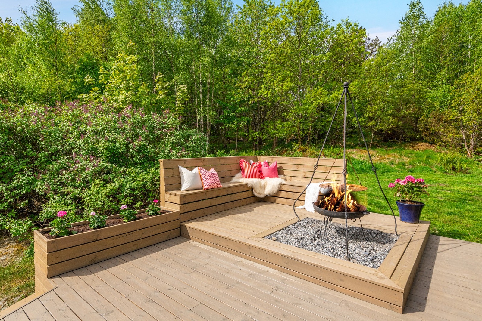 Fra terrassen er det videre adkomst til boligens hageområde som byr på pen beplanting og frodige hageområder med boltreplass for hele familien. Galleribilde