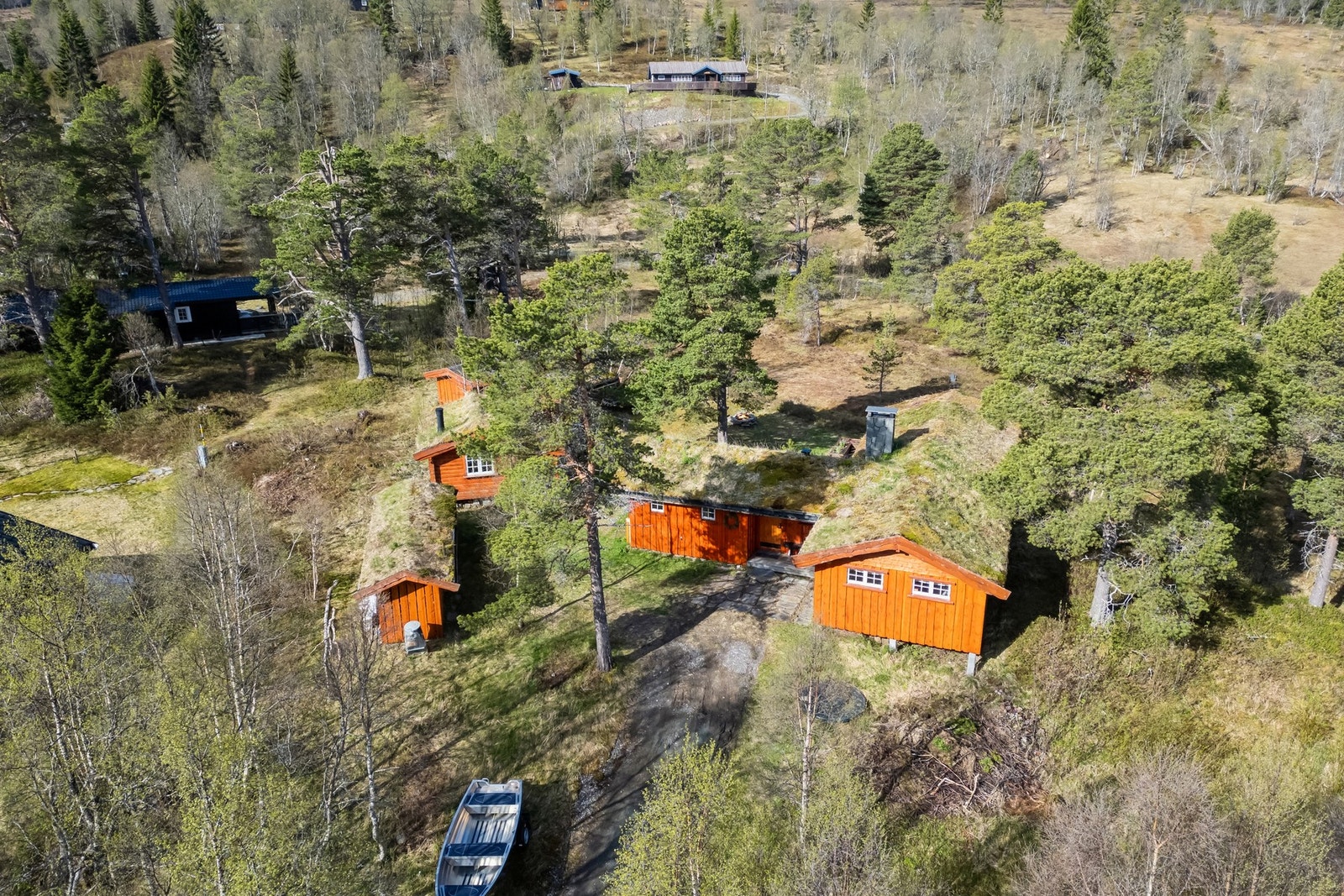 Eiendommen ligger fint til i et rolig hyttefelt med helårsvei helt frem til døra. Galleribilde