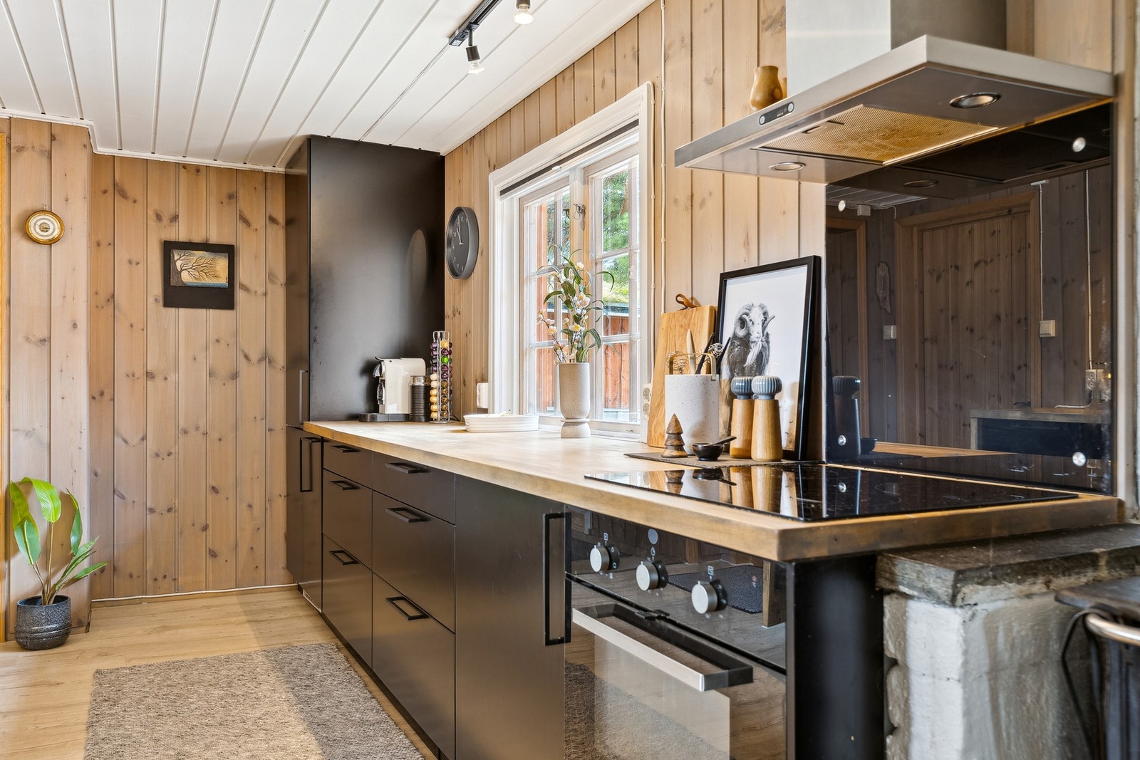 Kjøkkenet har godt med både oppbevarings- og arbeidsplass. Galleribilde