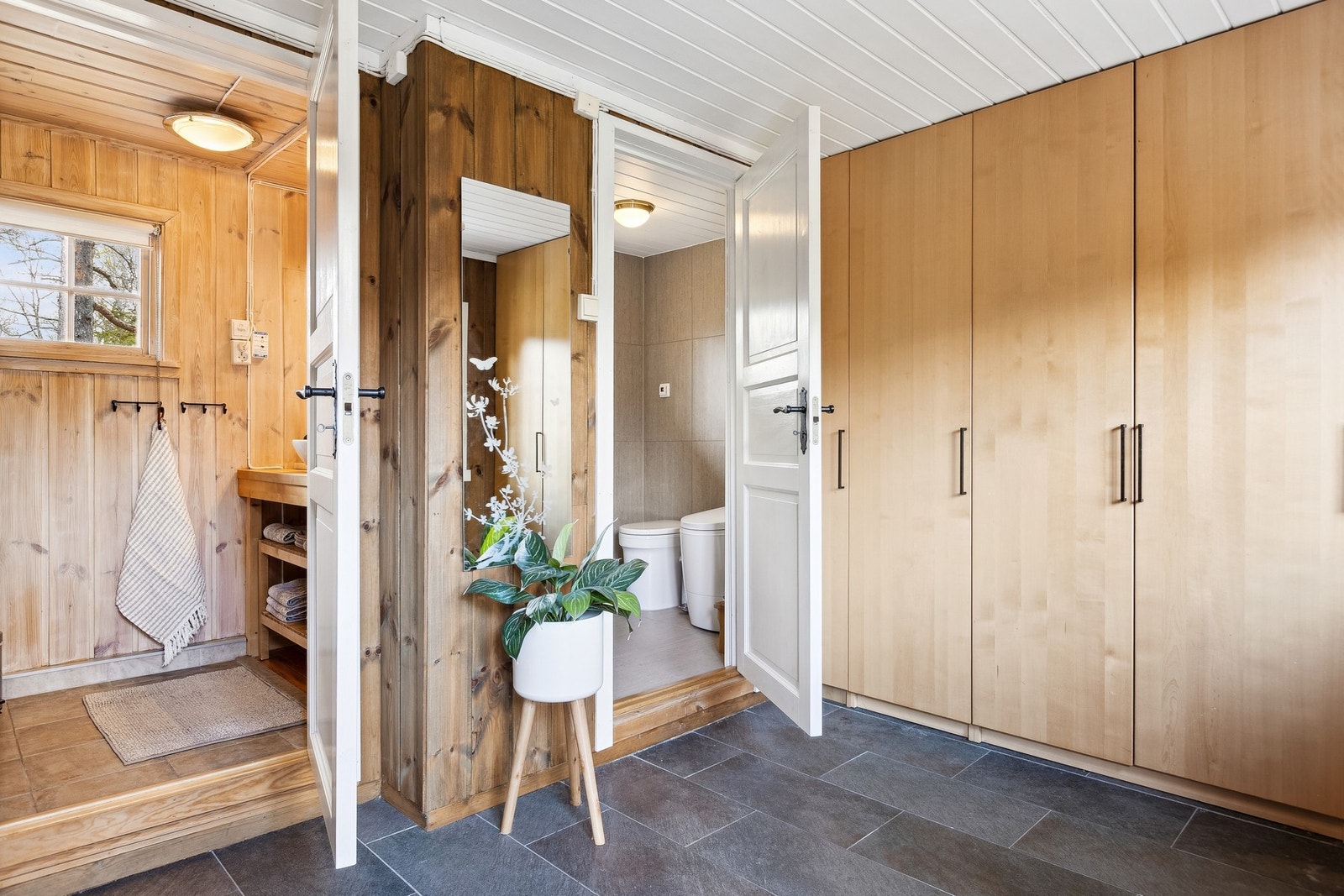 Fra entréen har du tilgang til bad og toalettrom. Galleribilde