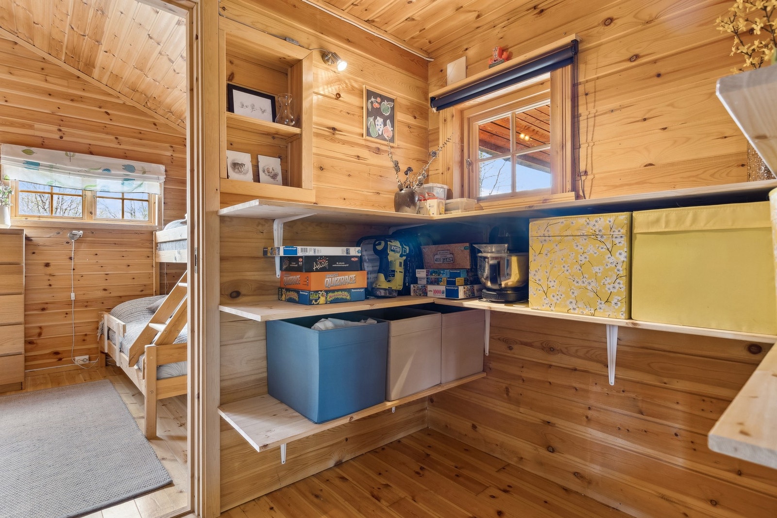 Praktisk mellomgang som i dag benyttes til oppbevaring. Galleribilde