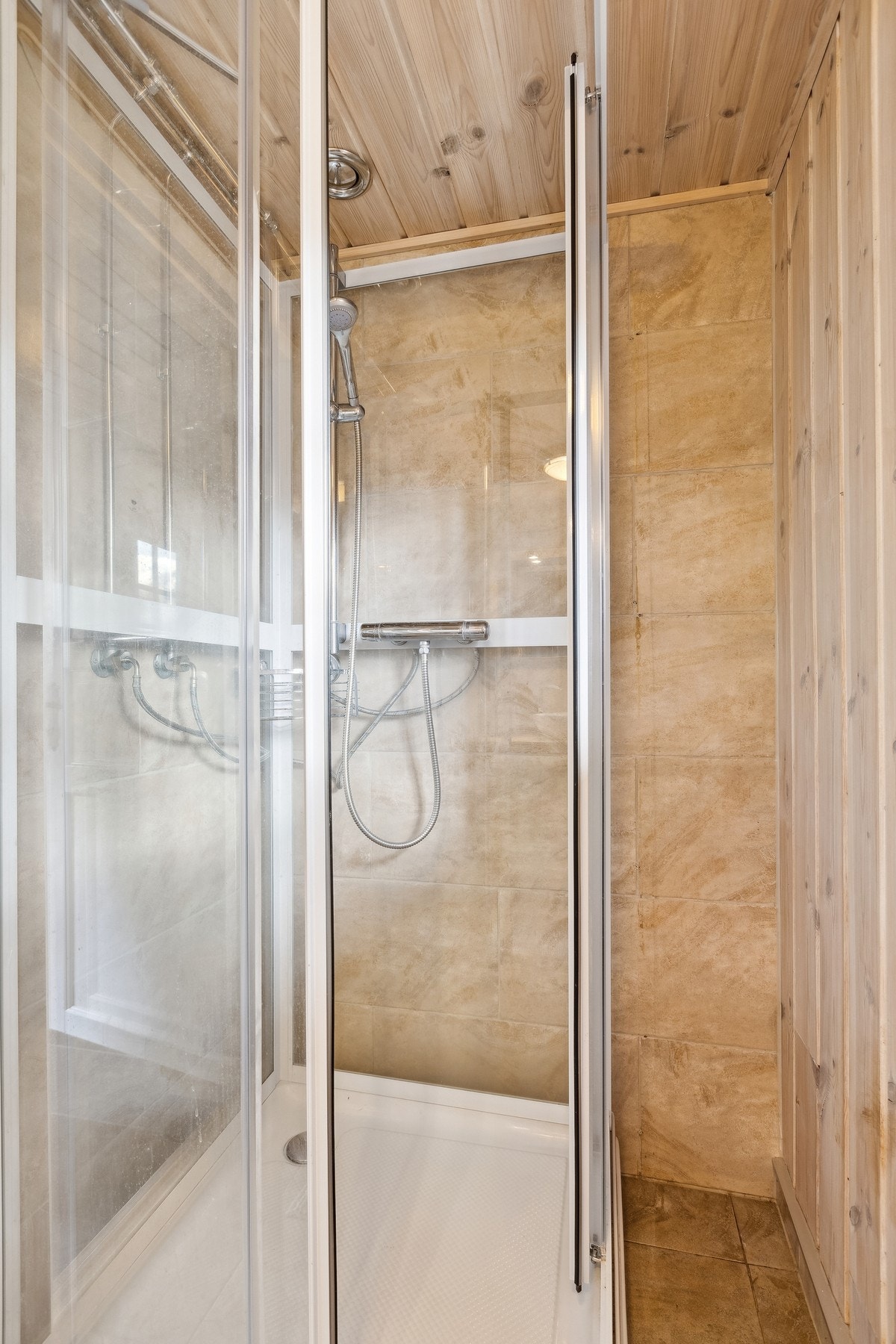 Det er satt inn dusjkabinett. Galleribilde