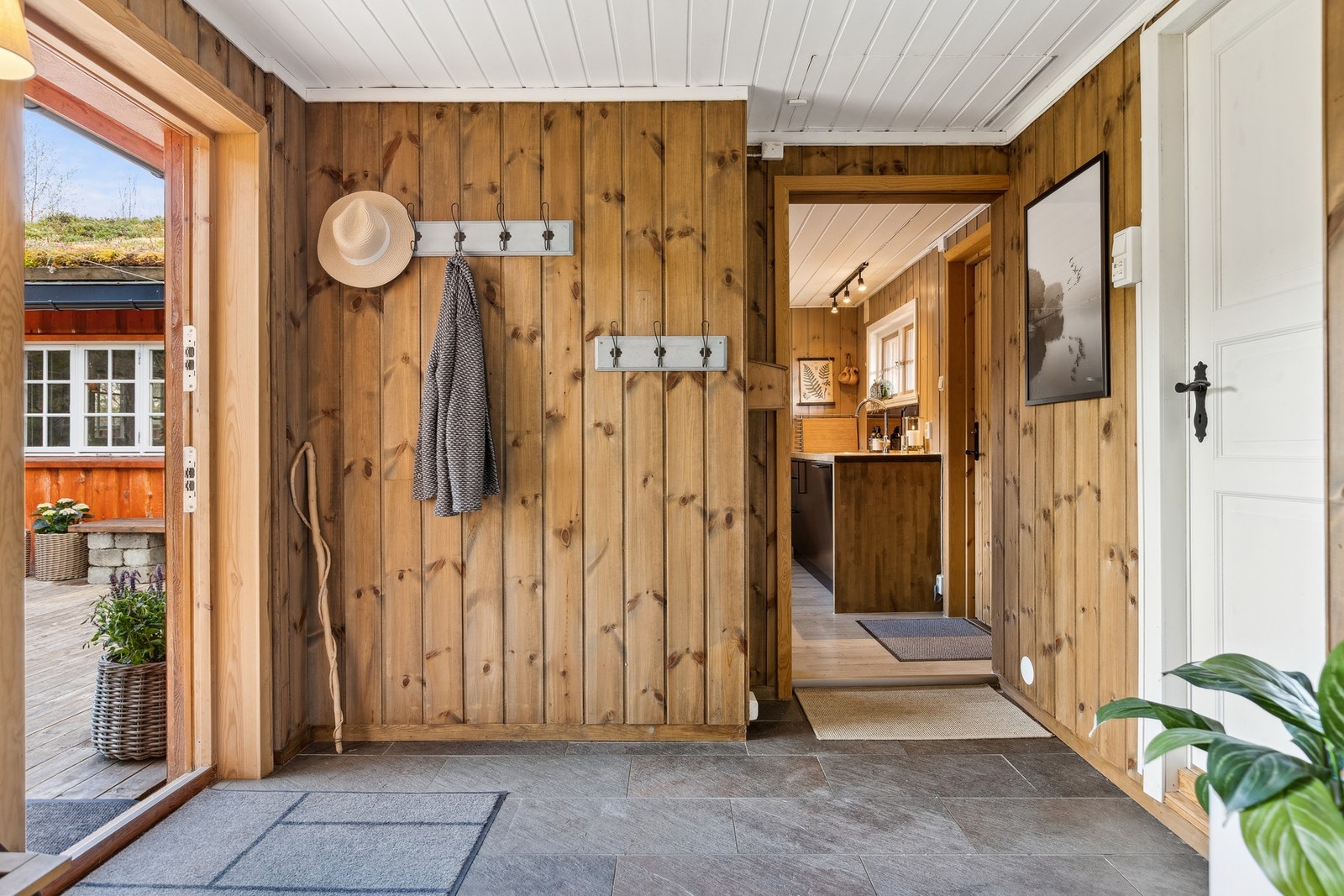 Velkommen inn - entréen er flislagt for enkelt renhold. Galleribilde