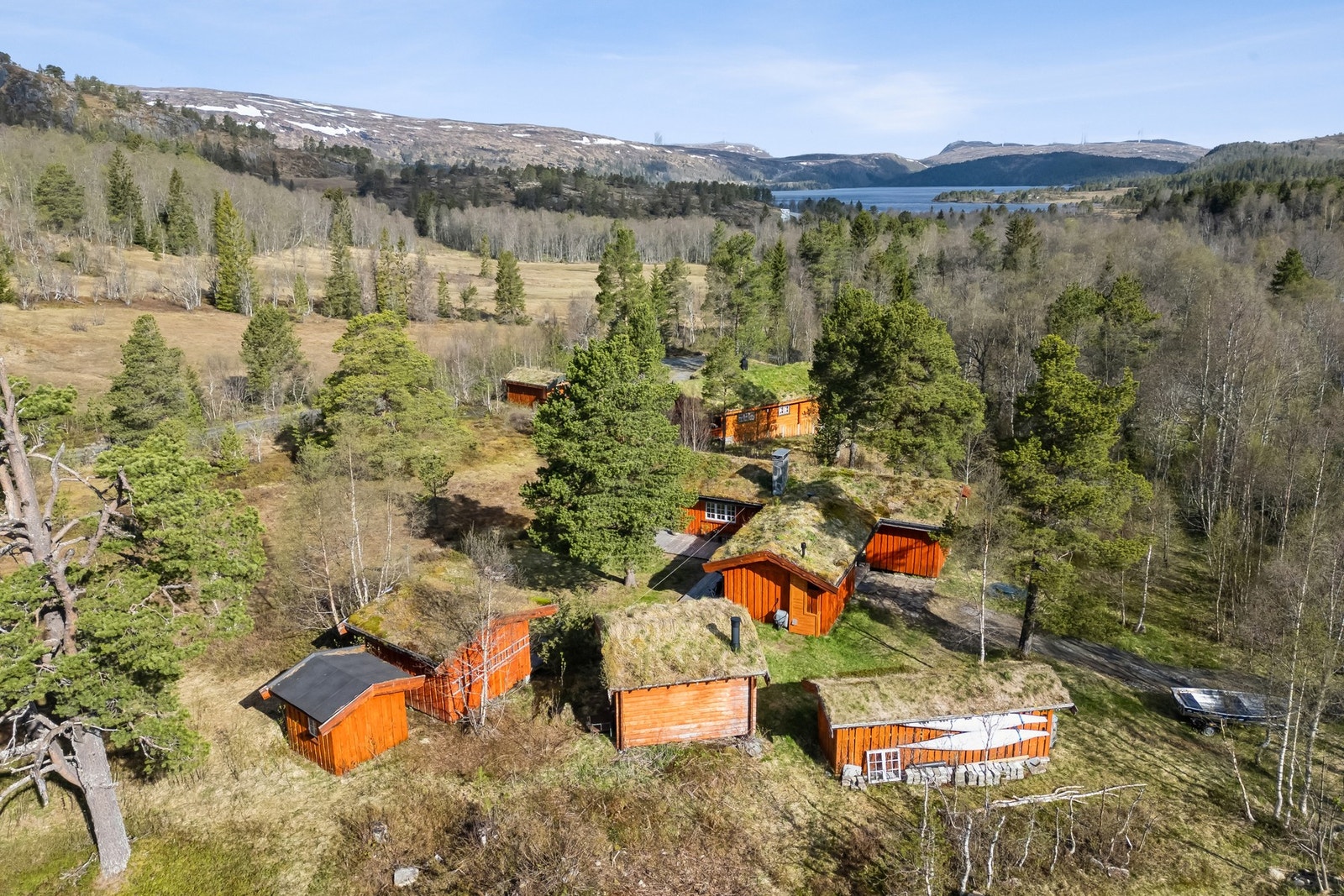 Eiendommen består av en romslig hovedhytte, anneks, uthus og vedbod. Galleribilde