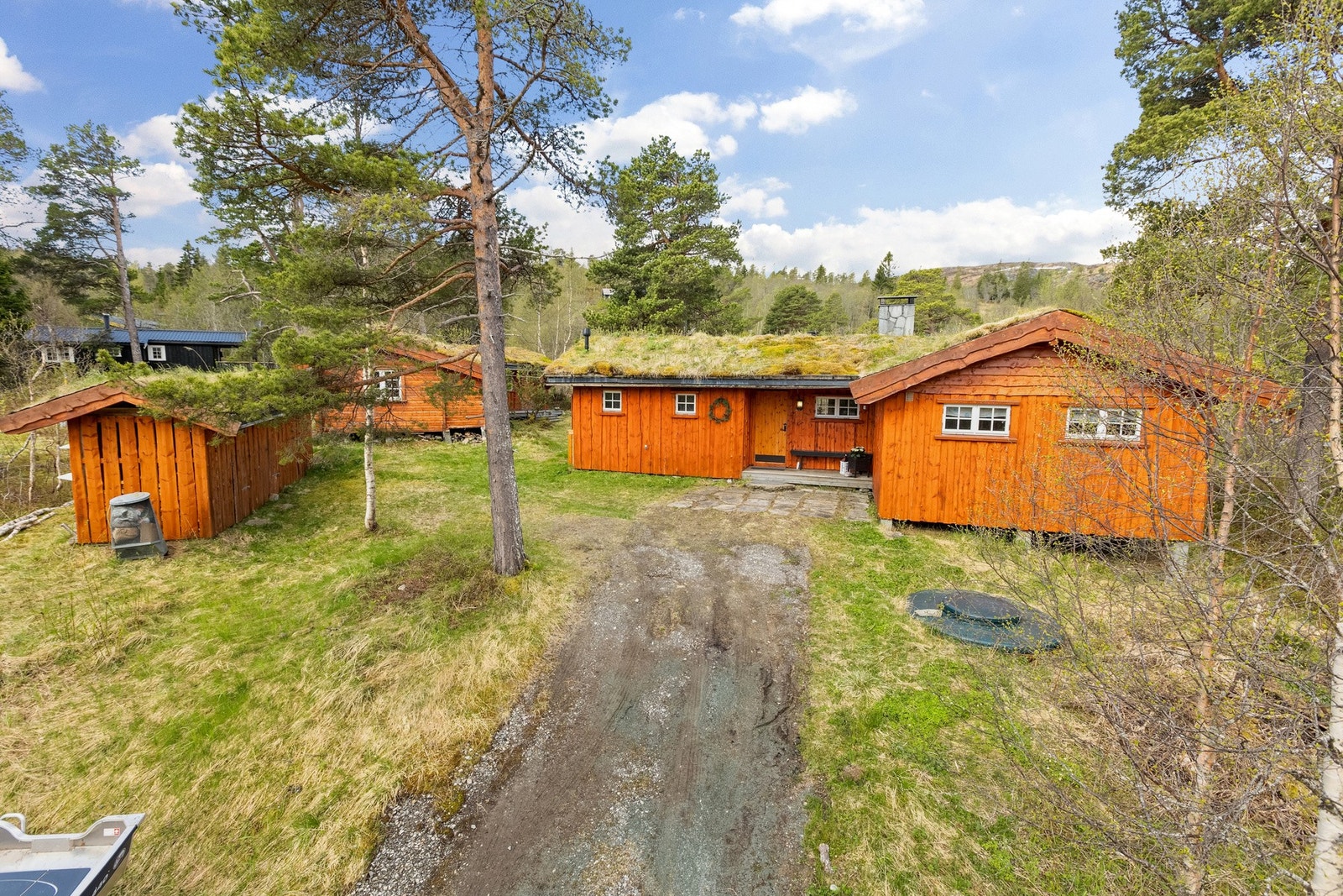 Eiendommen ligger idyllisk ved en liten elv (Inner Våddåa). Galleribilde