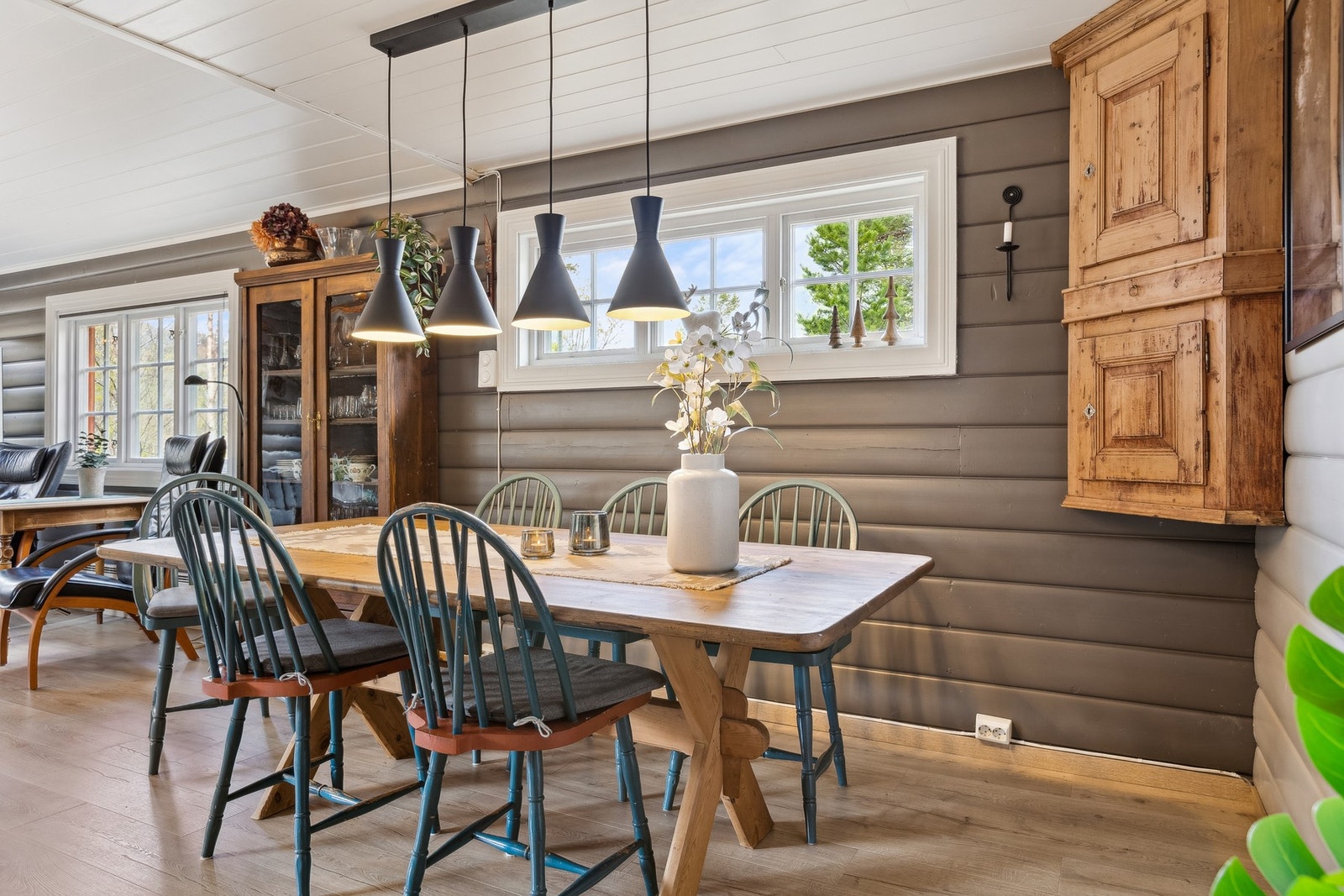 Spisegruppen finner sin naturlige plass mellom kjøkken og stue. Galleribilde