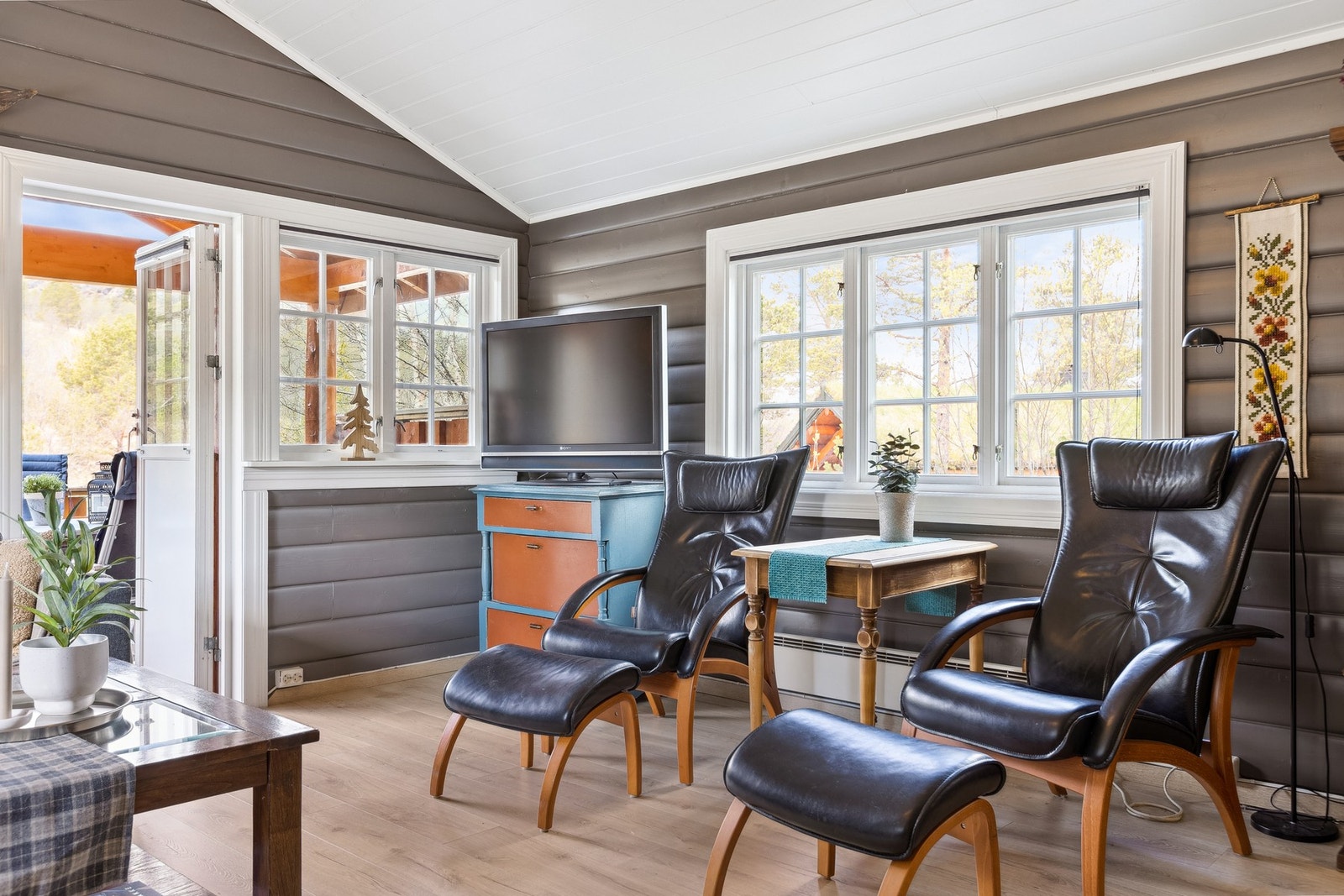 Fra stua har du utgang til en solrik terrasse. Galleribilde