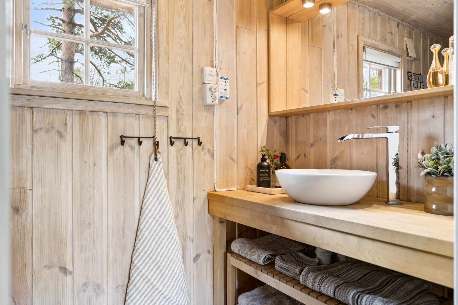 Badet ble oppgradert i 2012. Her er det også varme i gulv. Galleribilde