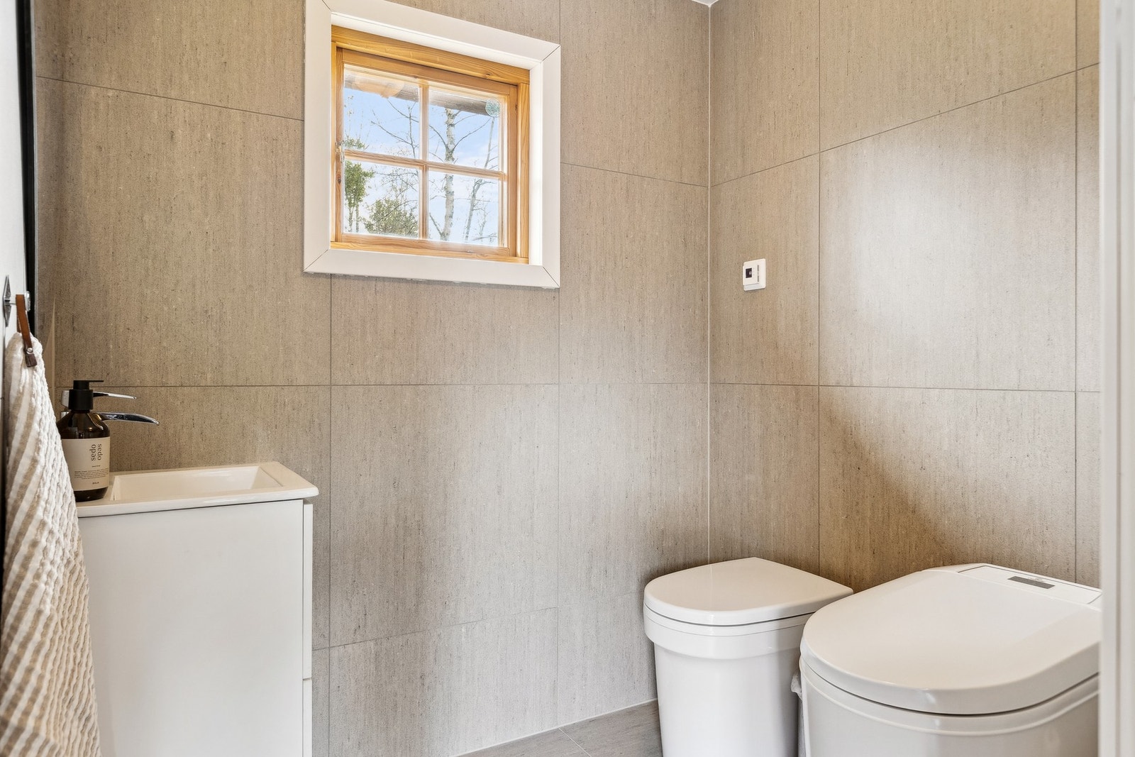 Toalettrom oppgradert i 2023 med flislagte overflater og varme i gulvet. Nytt forbrenningstoalett. Galleribilde