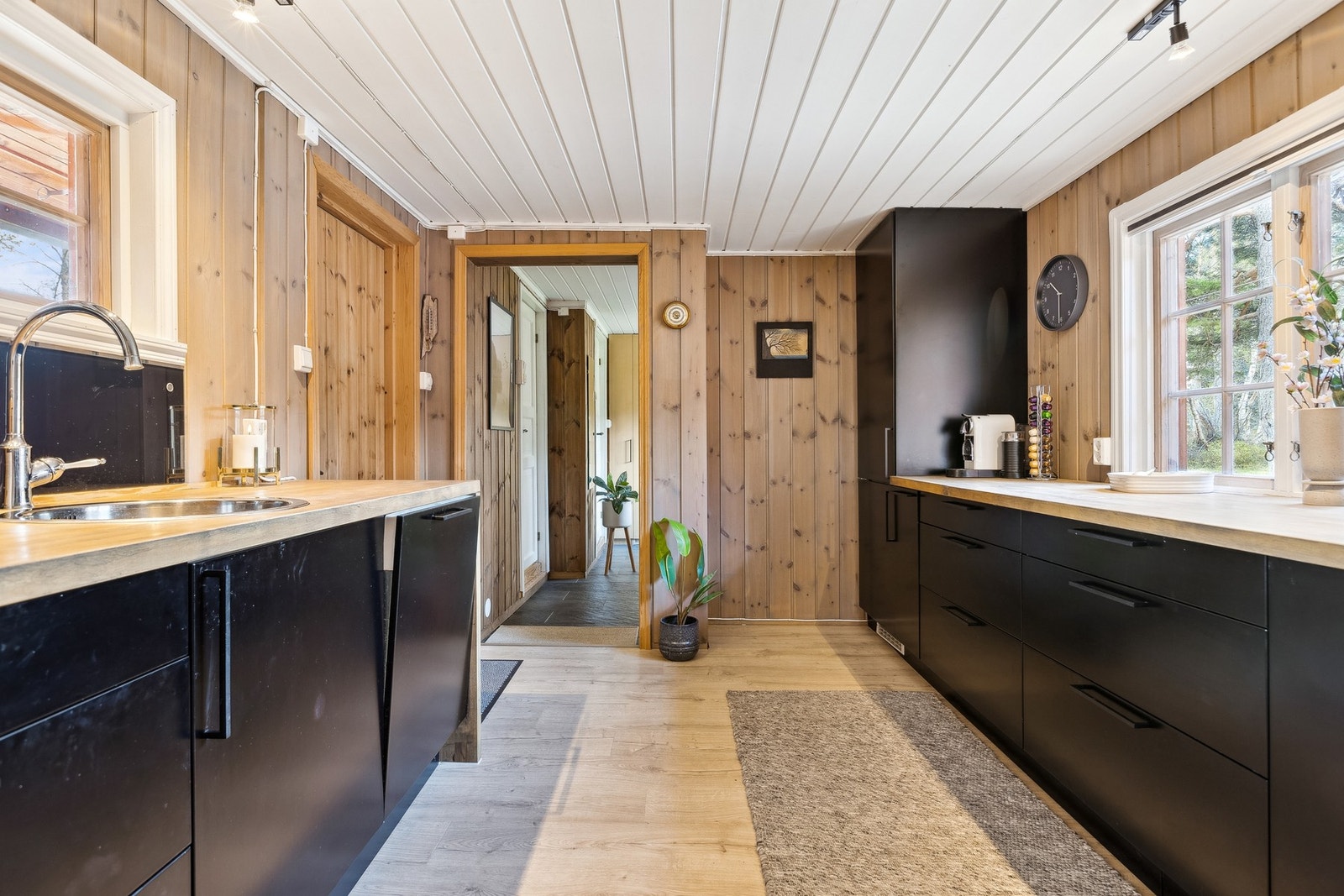 Pent og moderne kjøkken fra 2012 med integrerte hvitevarer. Galleribilde