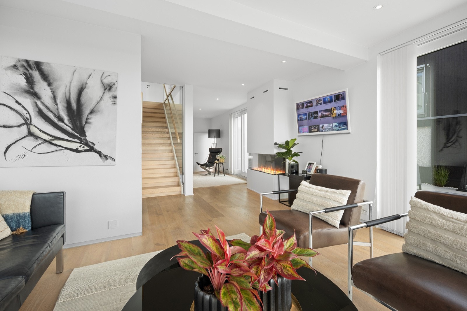 Stuen i første etasje er lys og luftig og har god plass til sofagruppe. Galleribilde