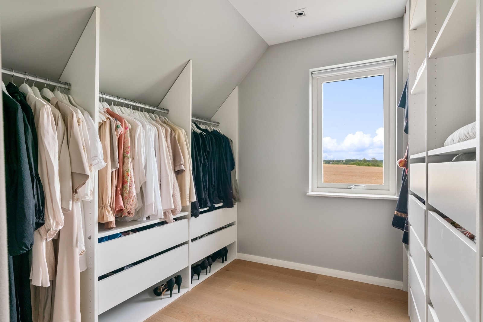 Garderoberom tilknyttet hovedsoverommet Galleribilde