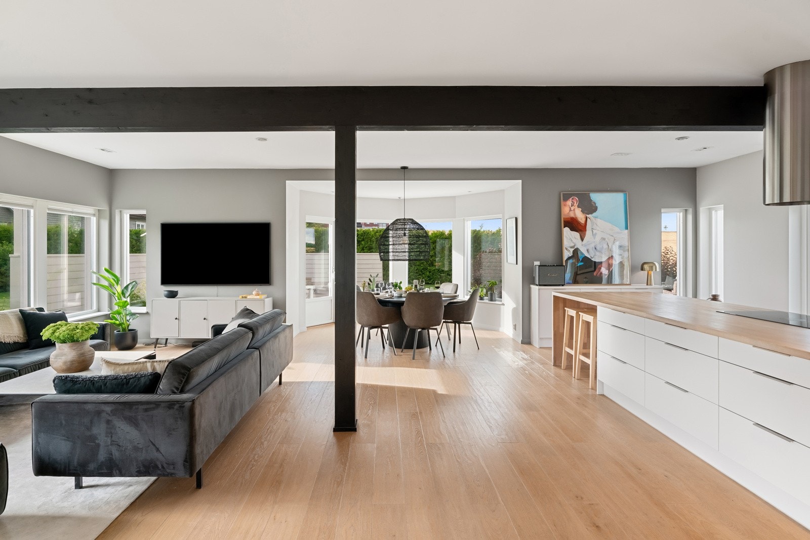 Stue, spisestue og kjøkken i åoen løsning i første etasje Galleribilde