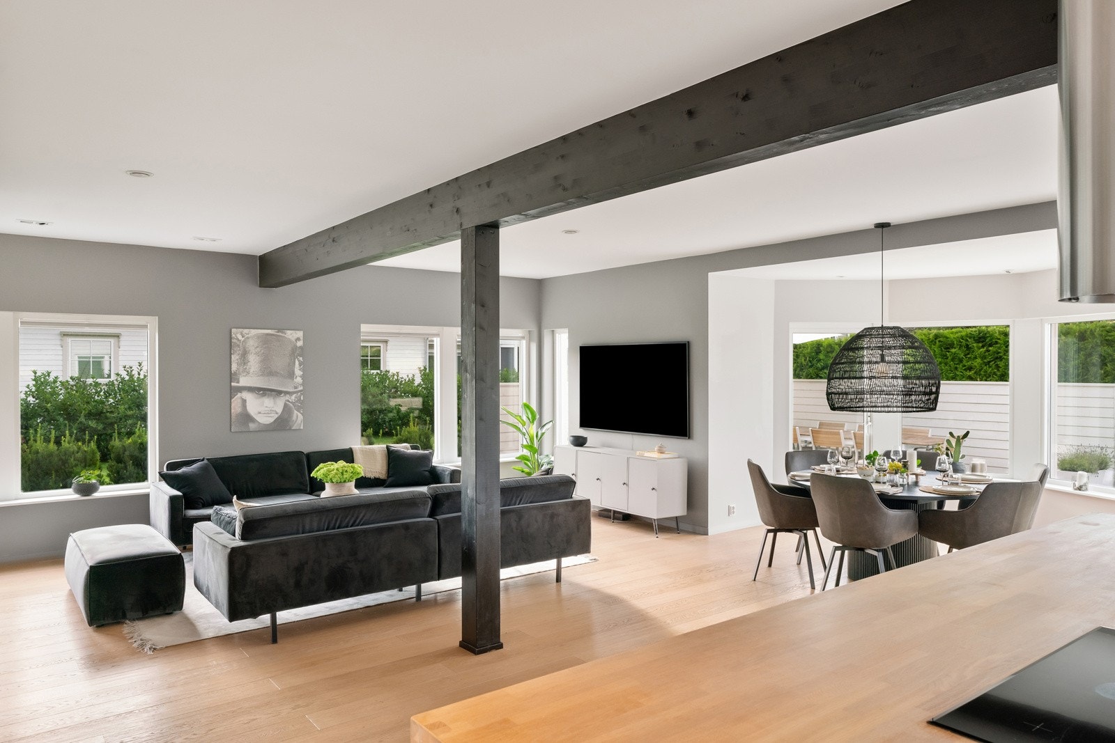 Naturlig avdelt i ulike soner - Lekker 1-svars parkett og listefritt rundt vinduer og dører Galleribilde