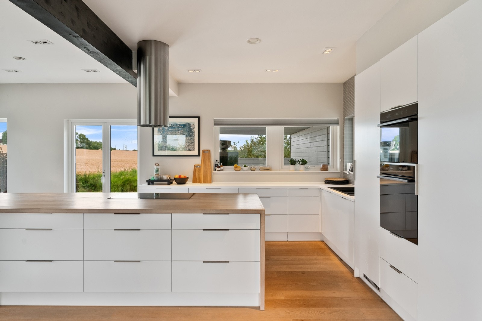 Stort og innholdsrikt kjøkken fra 2011 Galleribilde